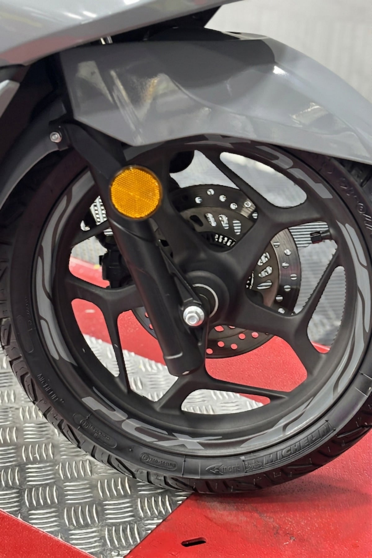 Honda PCX için Tüm Yıl ve Modellere Uyumlu Kesikli Premium Yazılı Jant Şeridi Sticker Seti (Ön Arka)