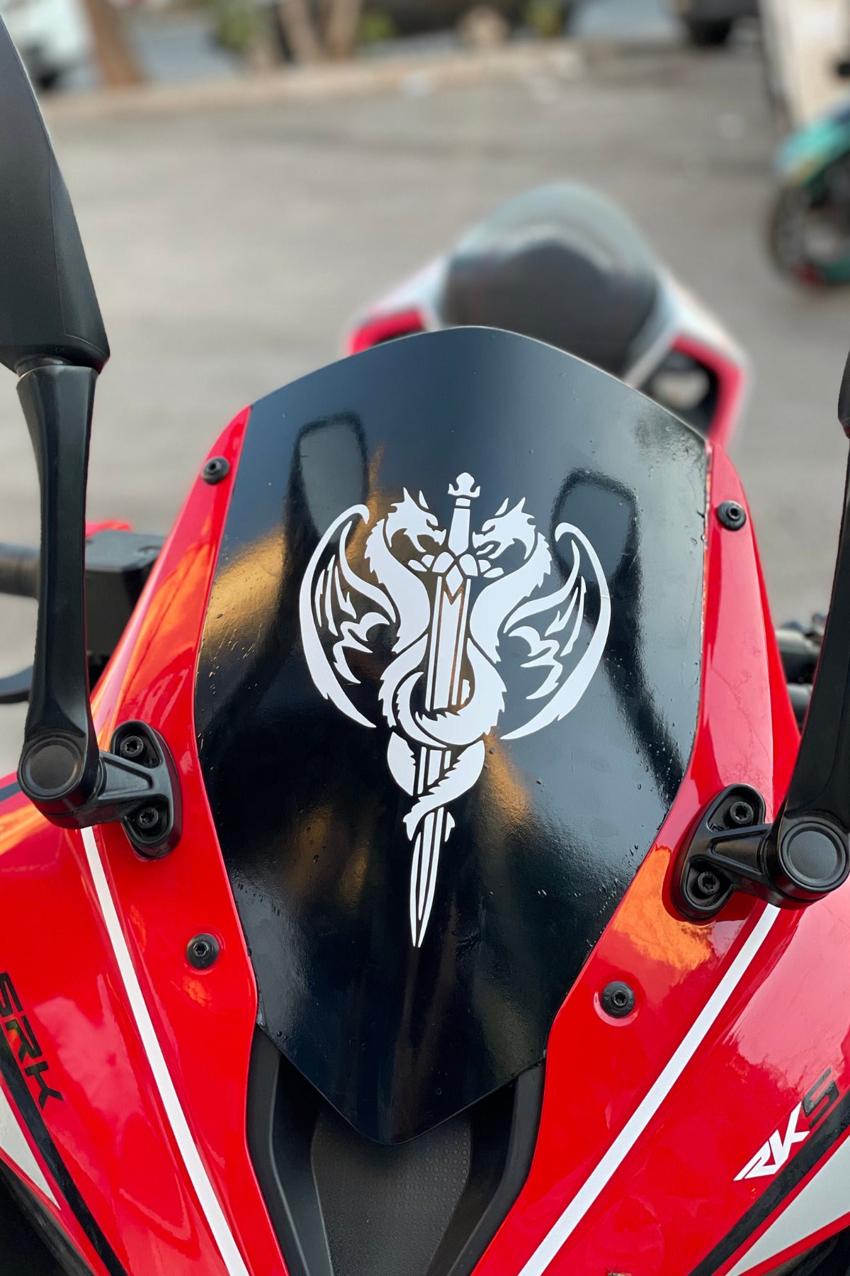 Motor Ön Camı için Parlak Beyaz Çift Ejder Sticker Etiket 20CMx14CM (1 Adet)