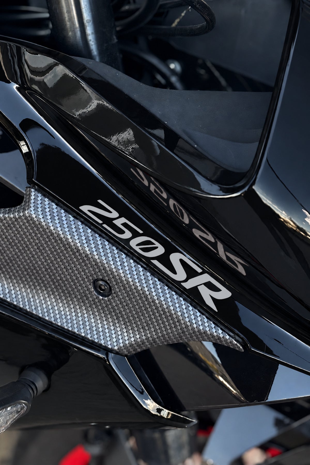 CFMOTO SR250 için Ön Grenajlar için Orijinal 250SR Yazı Sticker Etiket (12CMx2CM) (2 Adet)