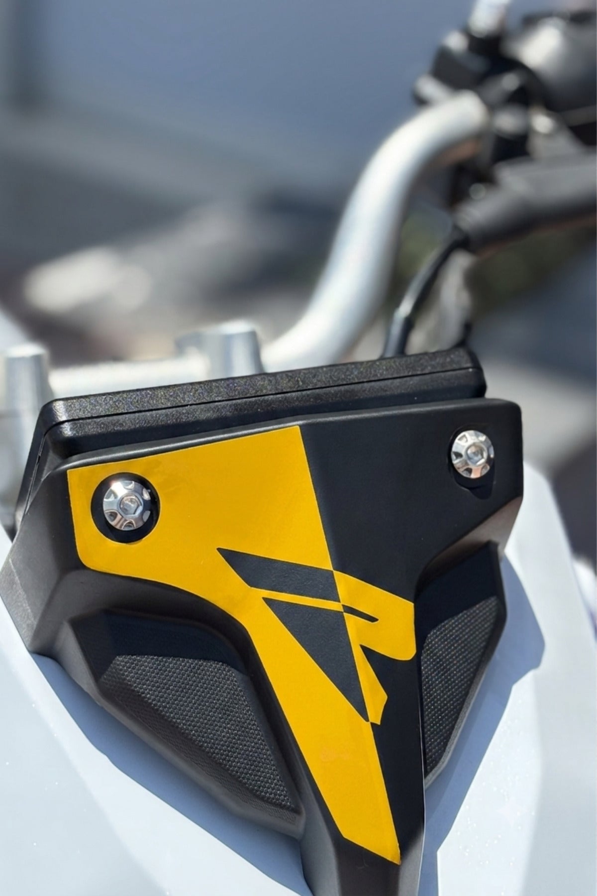 RKS SRK 125S Naked Model için Kafa Detay R Logo Sticker (1 Adet)