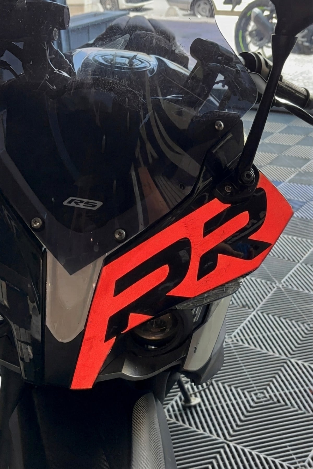 Bajaj Pulsar RS 200 için Reflektörlü RR Kafa Detay Sticker (Sadece 1 Adet)