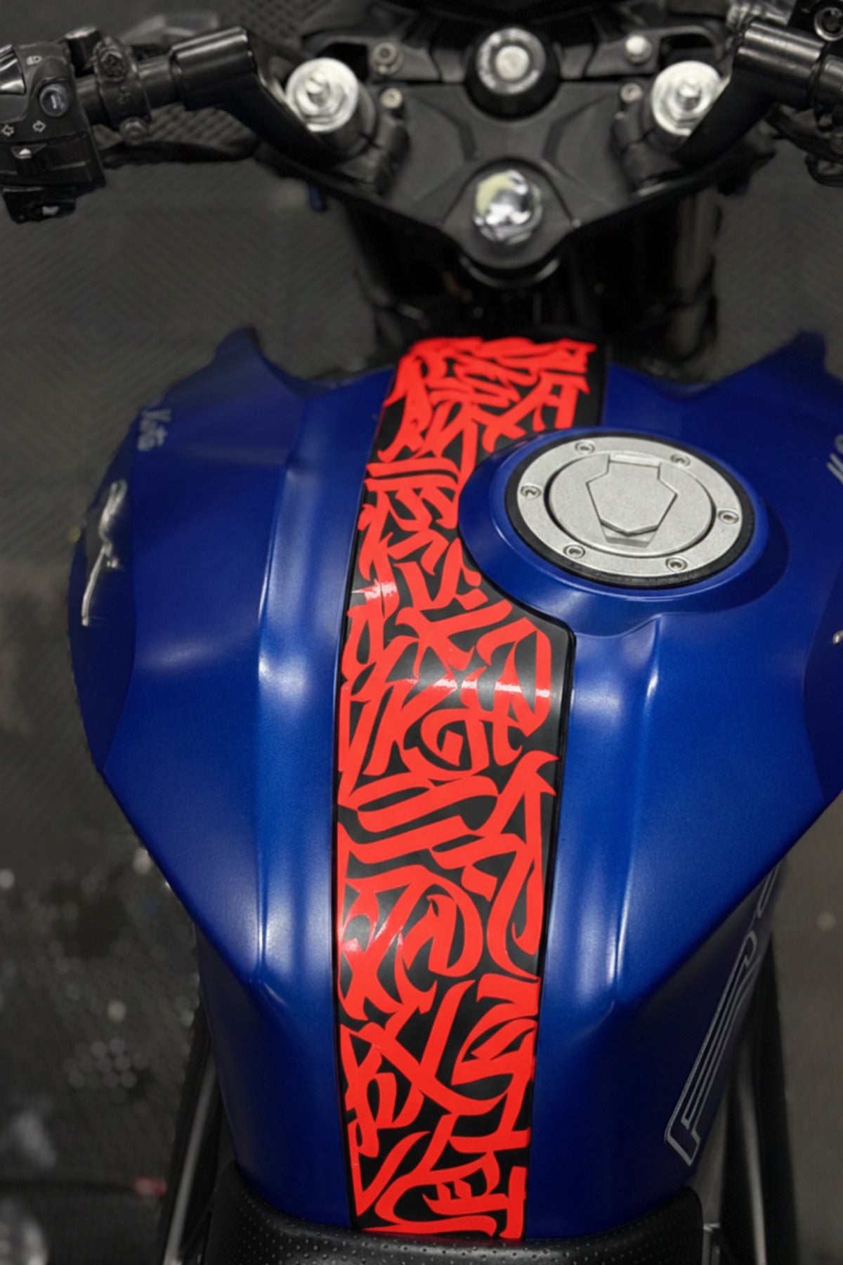 TVS RTR için Uyumlu Orta Panel Kaligrafi Tribal Desen Sticker
