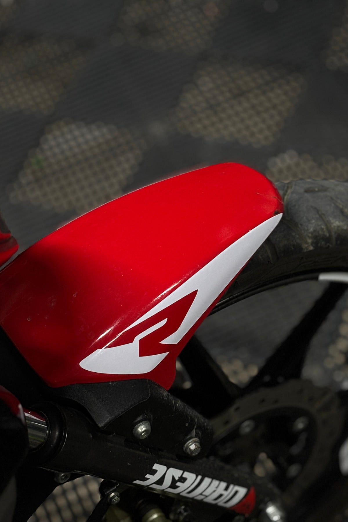 TVS Raider için Çamurluk Ucu R logolu Detay Sticker Etiket (Sağ ve Sol)