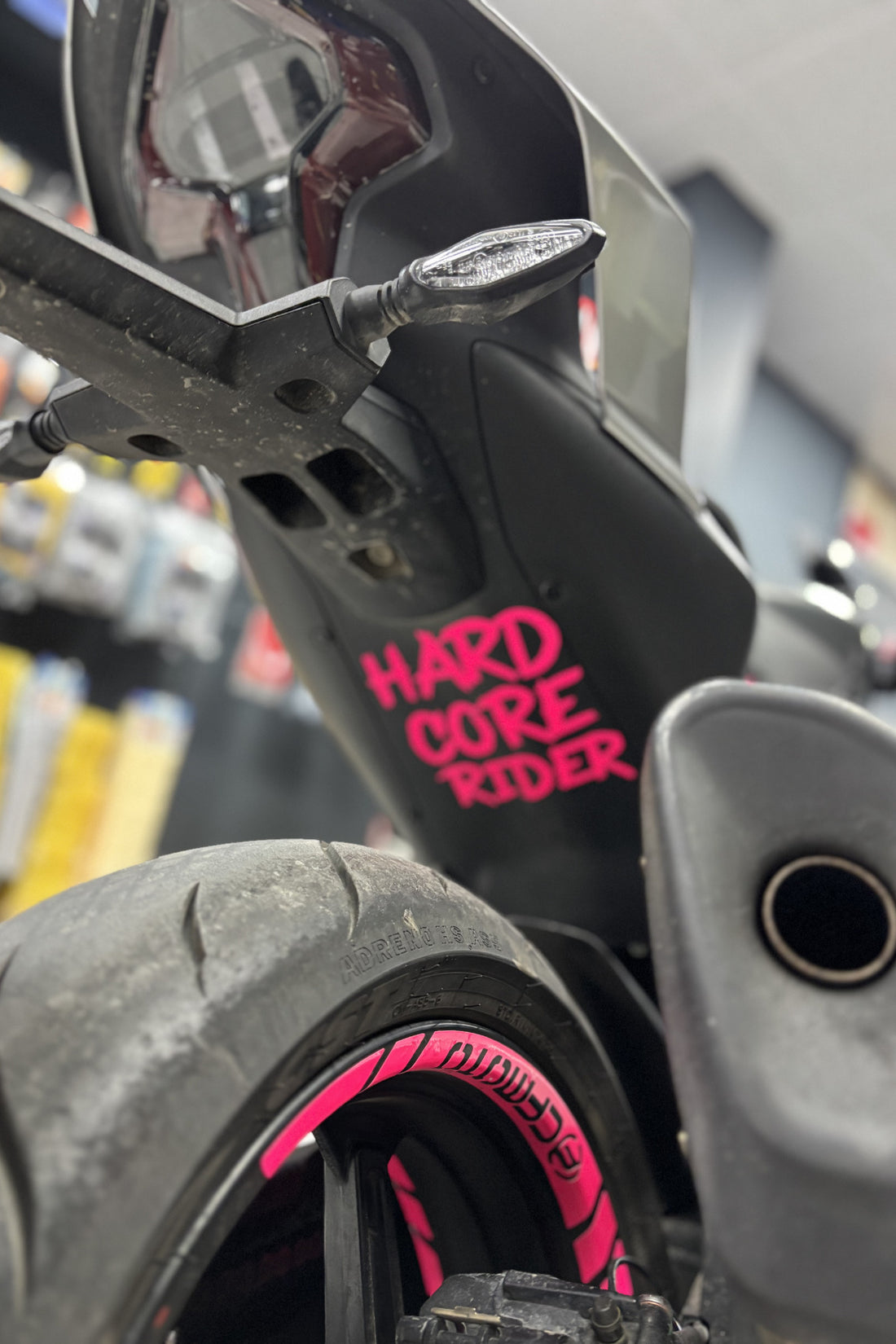 Motor Sele Altı ve Depo için Neon Pembe Hard Core Rider Sticker Etiket (12CMx15CM)(1 Adet)