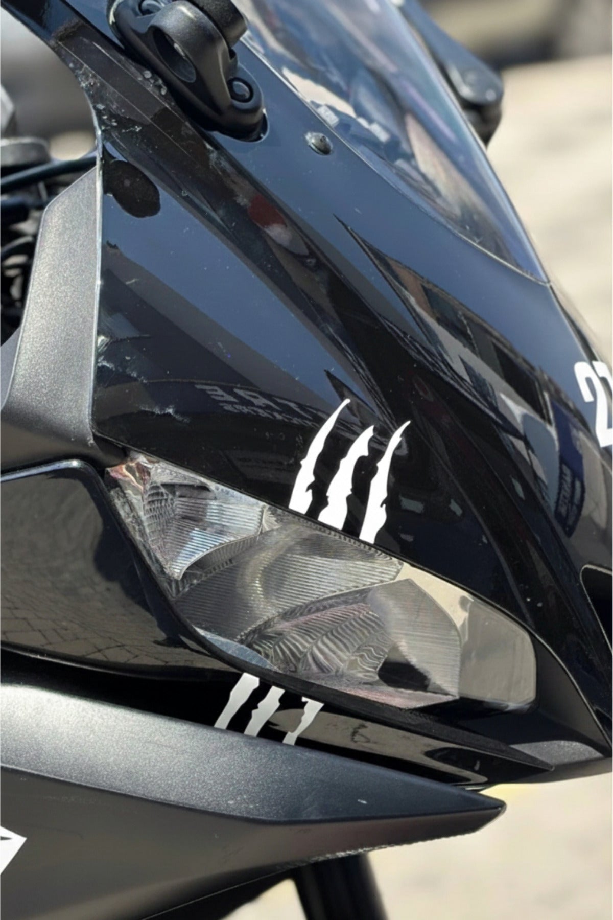 Kask ve Motor için Beyaz Renk Pençe İzi Sticker Etiket