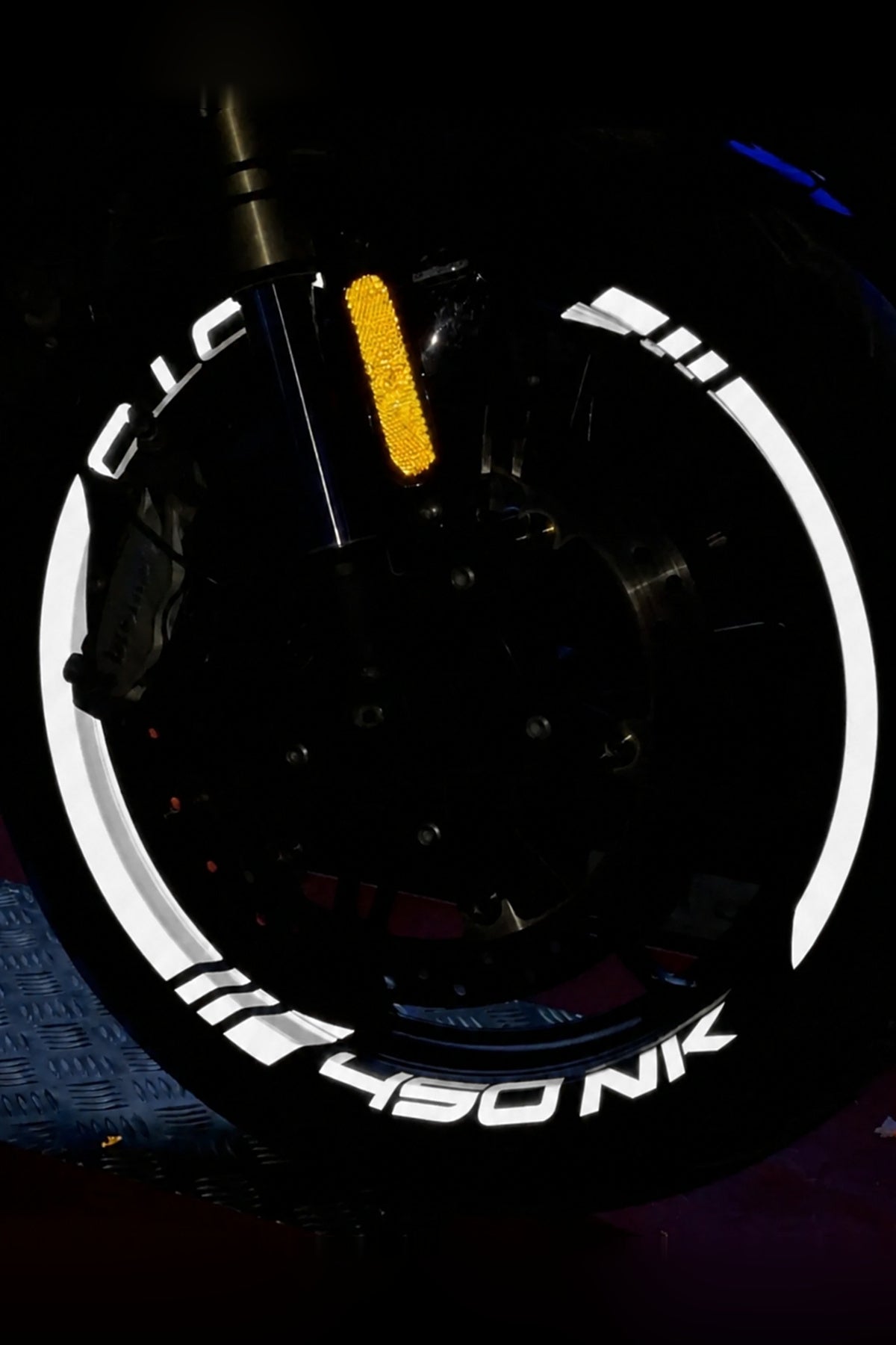 CFMOTO NK450 için Reflektörlü Kalın Kesikli + Yazılı Jant Şeridi Sticker Seti (Ön-Arka Tam Yeter)