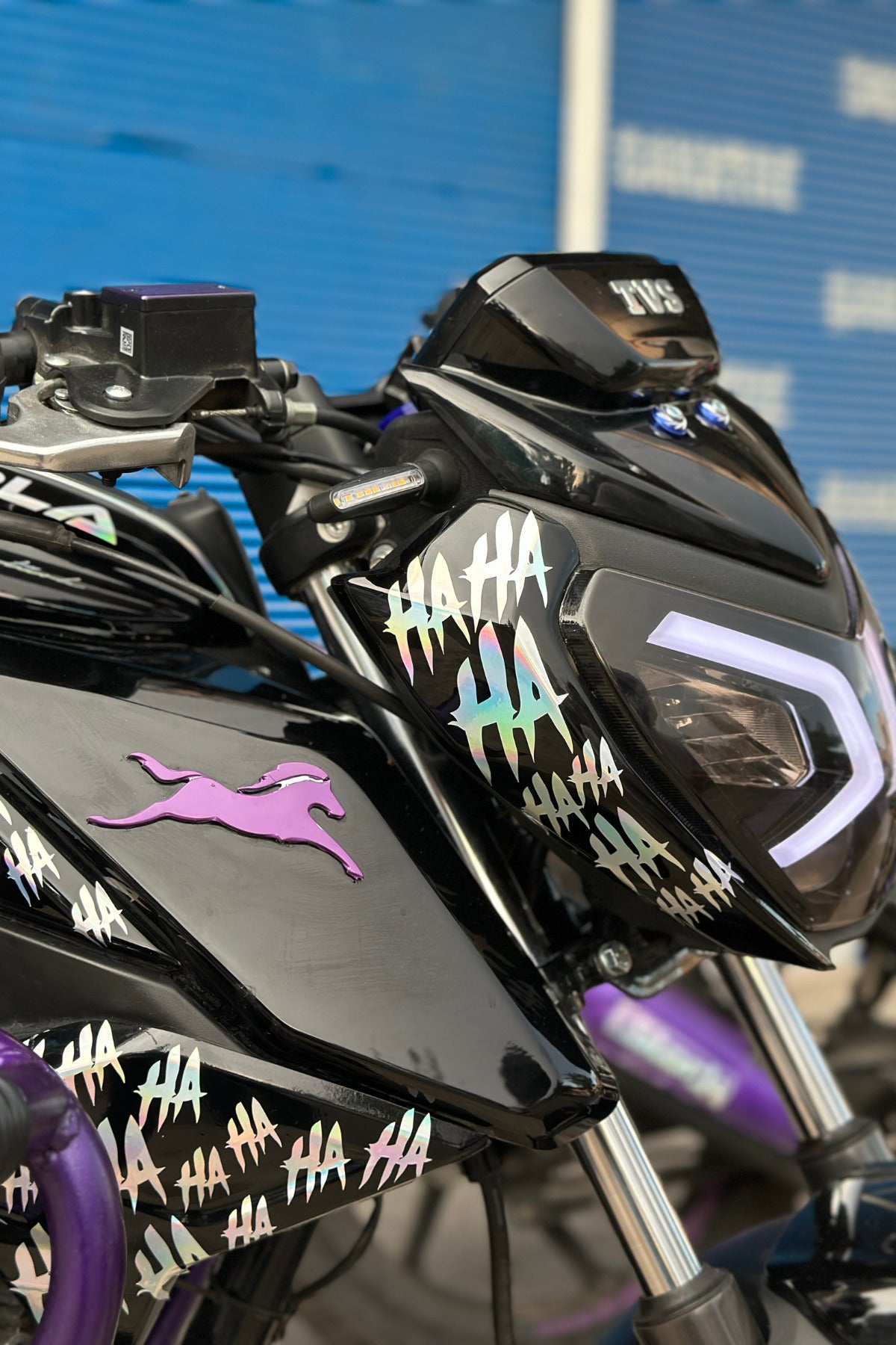 Motor ve Kask İçin Hologramlı Parlayan Eğik Hahaha Sticker Etiket 15 cmx30 cm