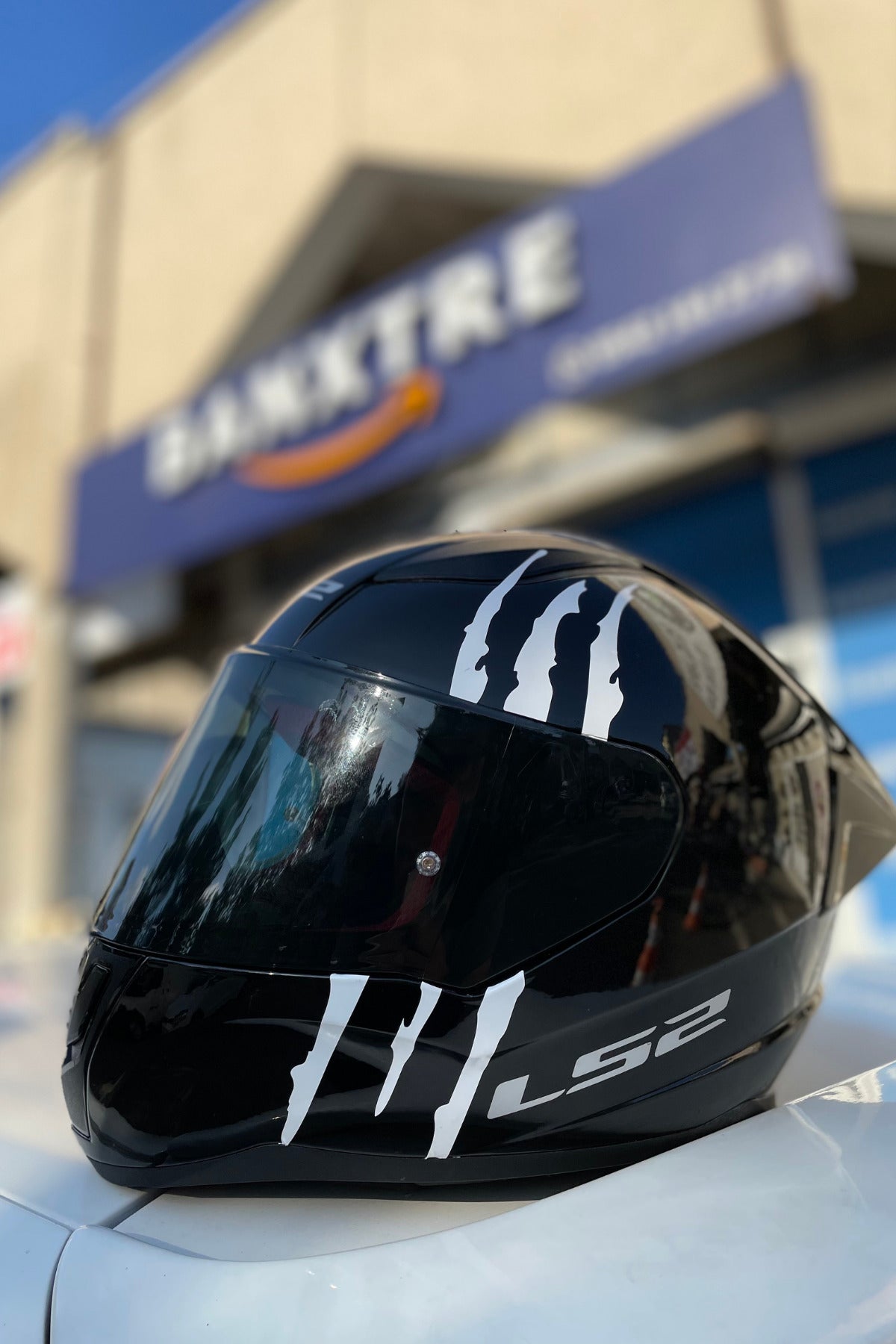 Kask için Dekoratif Beyaz Renk Pençe İzi Sticker Etiket 18CMx6CM (1 Adet)