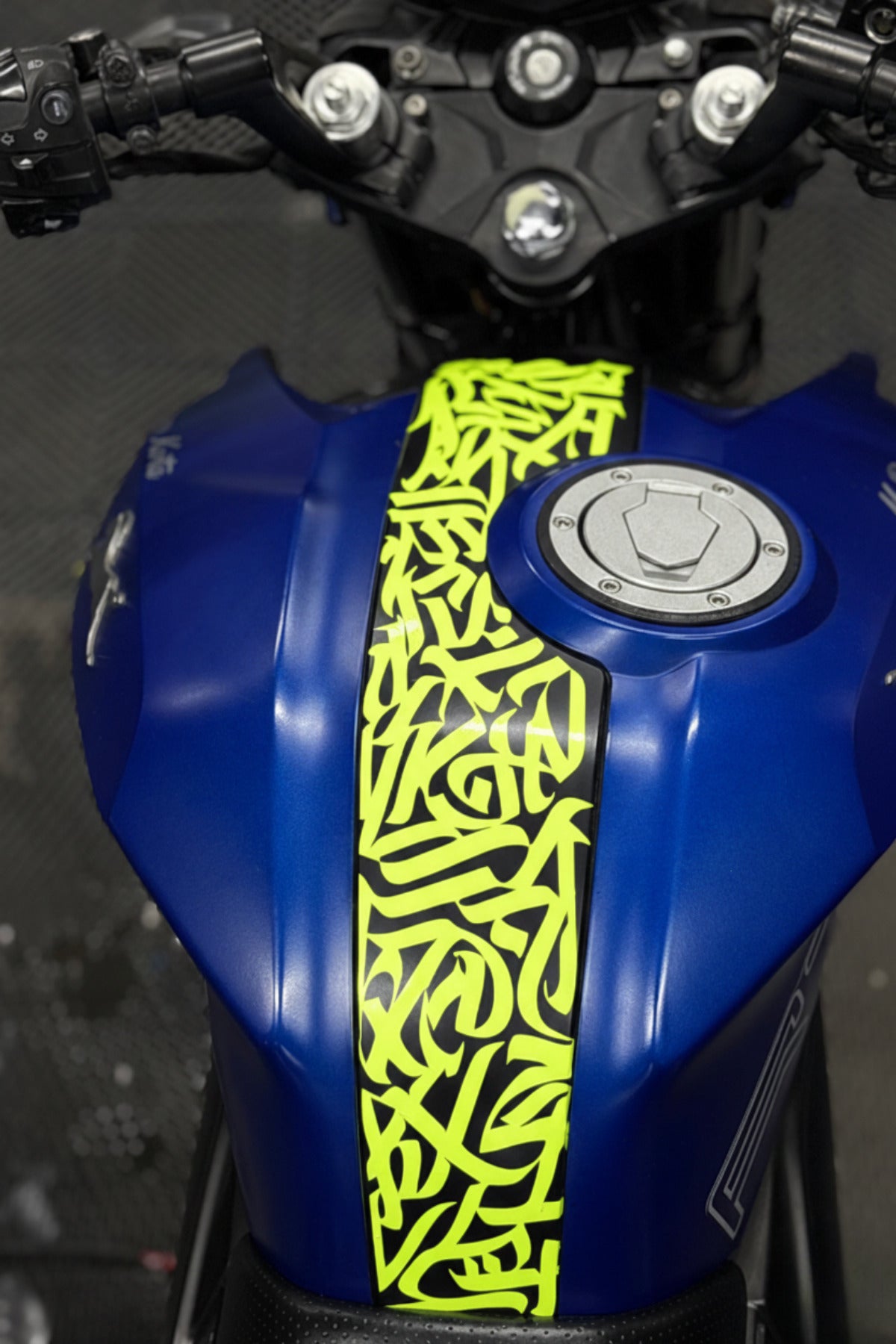 TVS RTR için Uyumlu Orta Panel Kaligrafi Tribal Desen Sticker