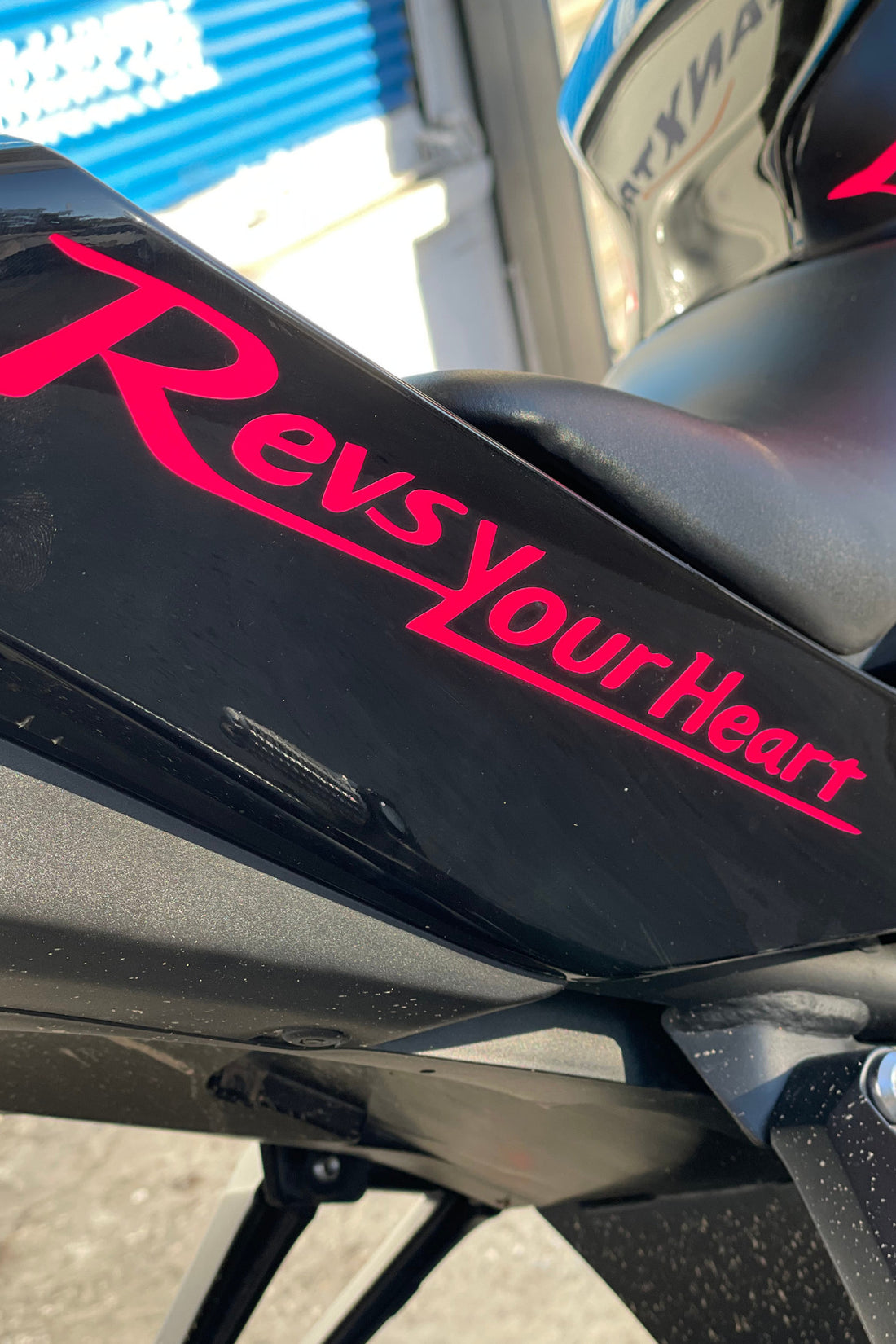 Motor ve Kask için Neon Pembe  Revs Your Heart Sticker Etiket (20CM) (1 Adet)