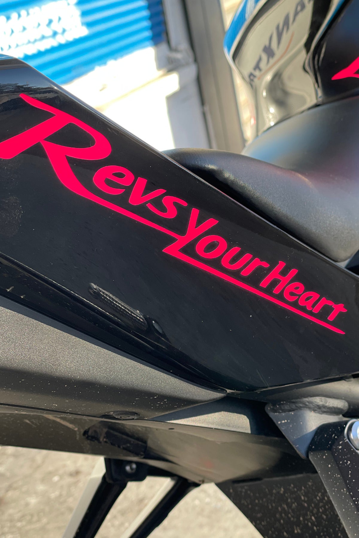 Motor ve Kask için Neon Pembe  Revs Your Heart Sticker Etiket (20CM) (1 Adet)