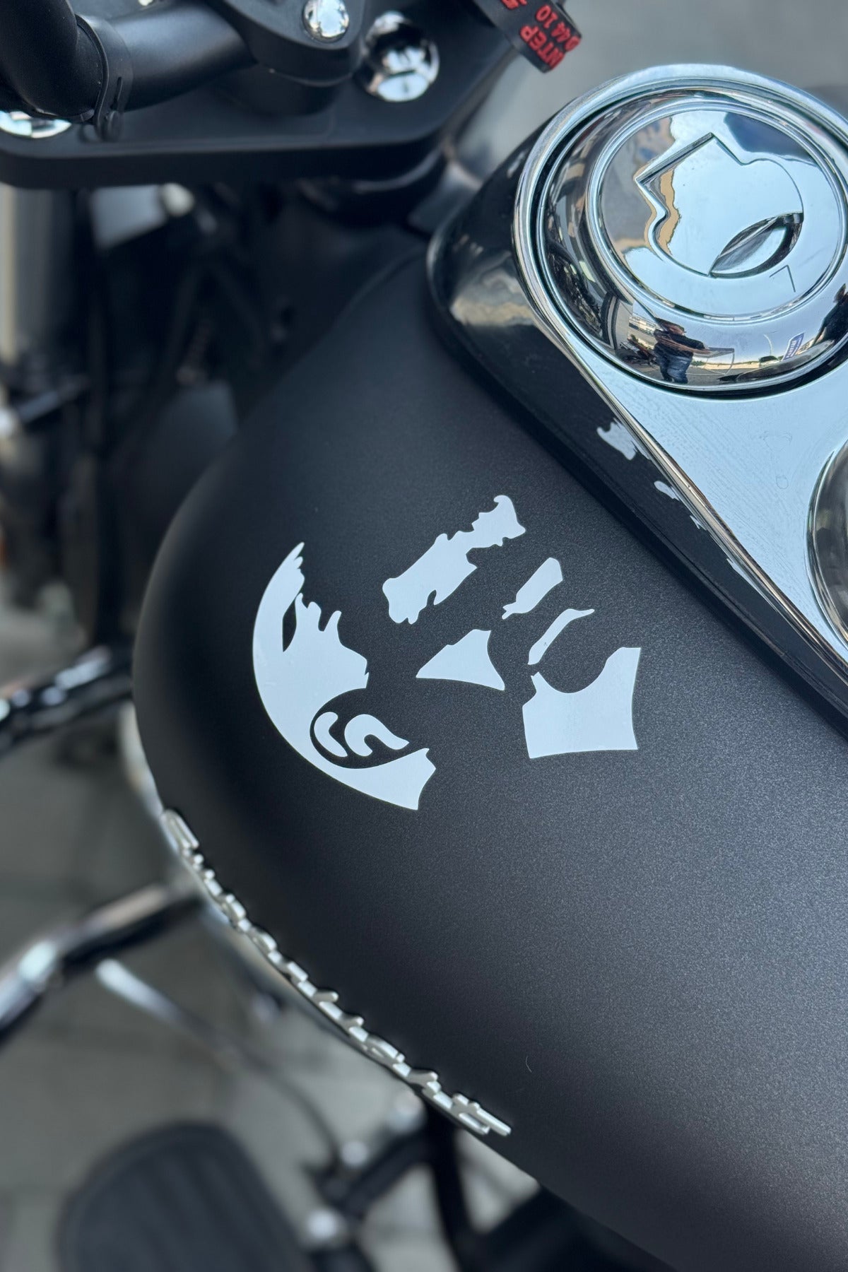 Motor-Araba-Kask için Beyaz Renk Atatürk Silueti Sticker Etiket (1 Adet)(10CM)