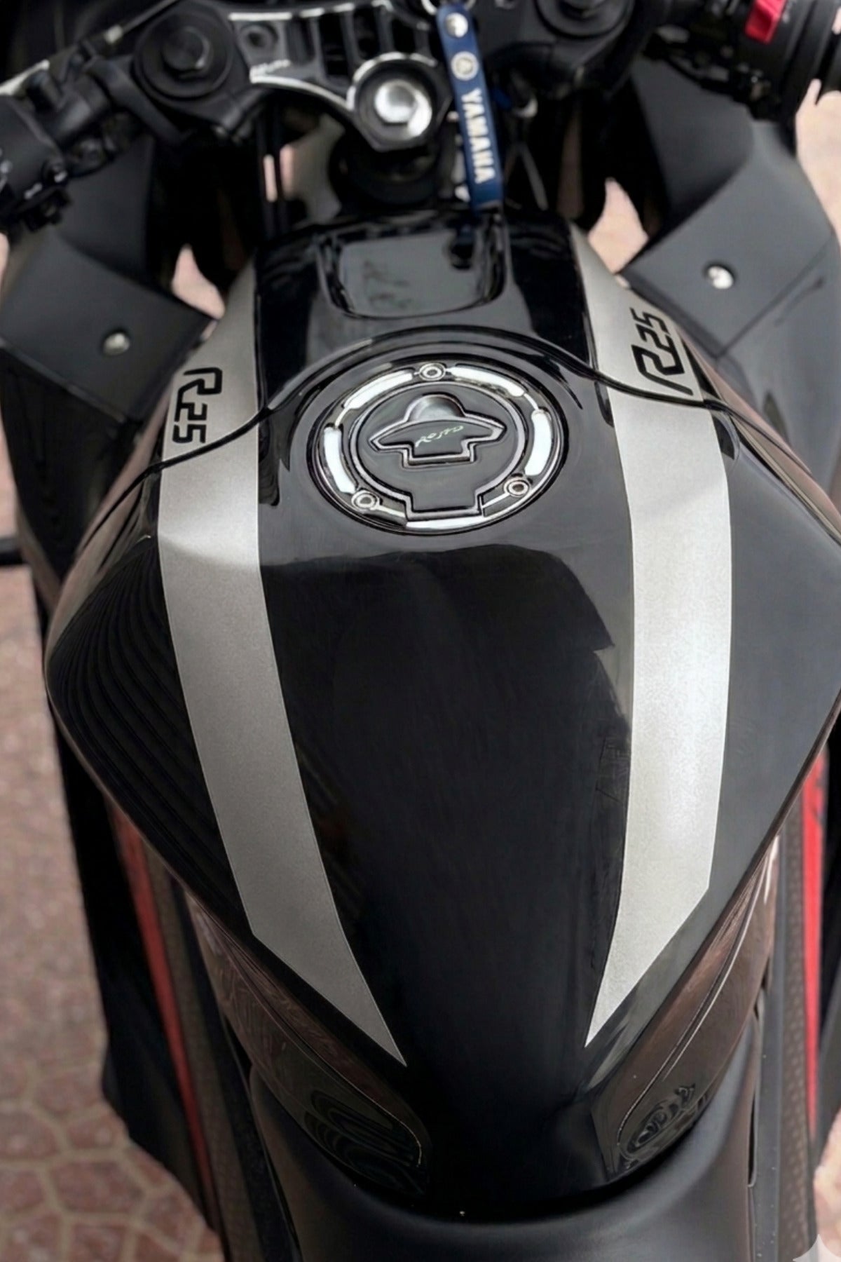 Yamaha R25 için Depo Üstü Kordon Sticker Seti (Sağ ve Sol) (2019-2020-2021-2022-2023-2024)