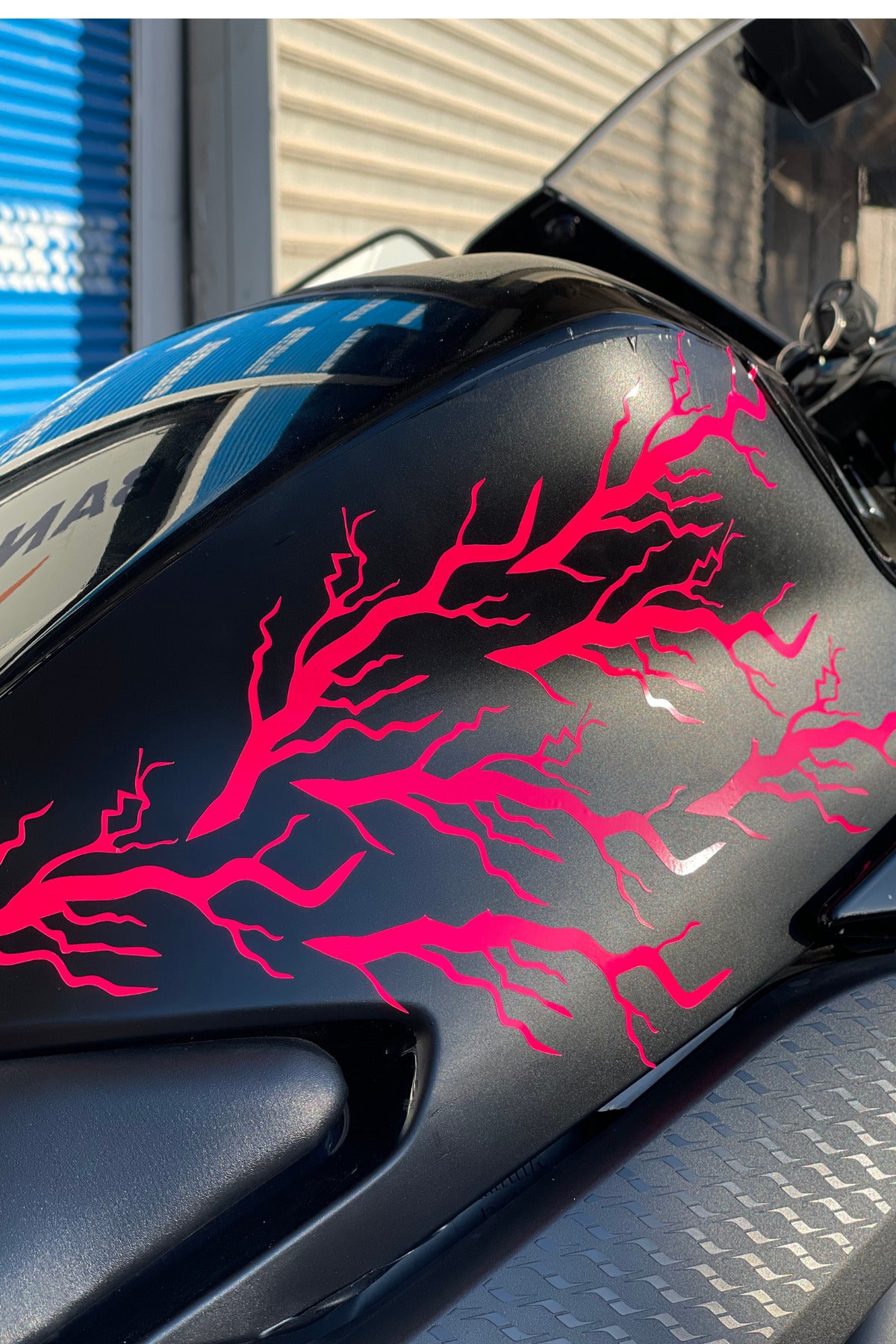 Motor ve Kask için Neon Pembe Şimşek Yıldırım Sticker Etiket Seti (8'li)