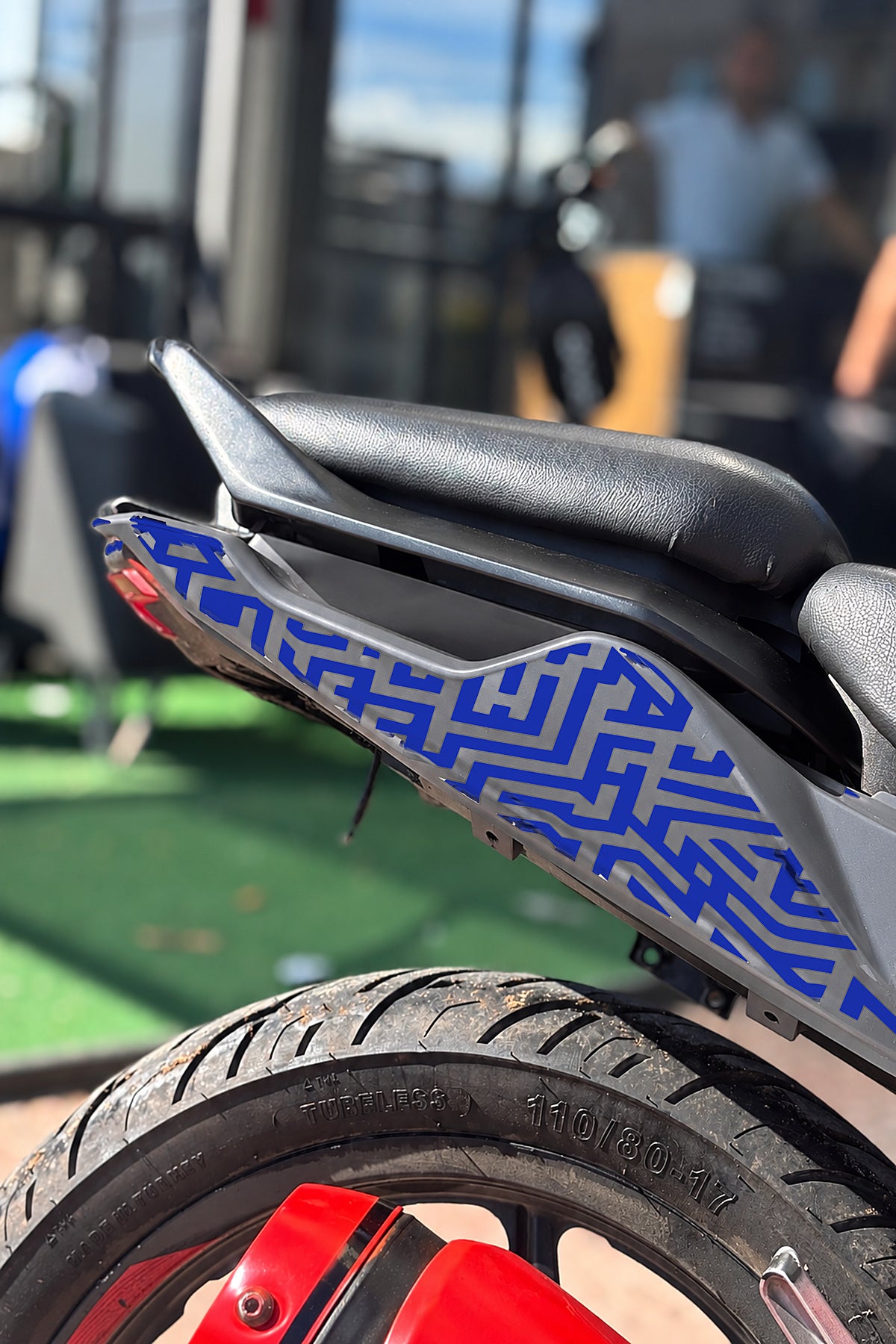 TVS Raider 125 için Labirent Desenli Sele Altı Kaplama Sticker Etiket (Sağ ve Sol )