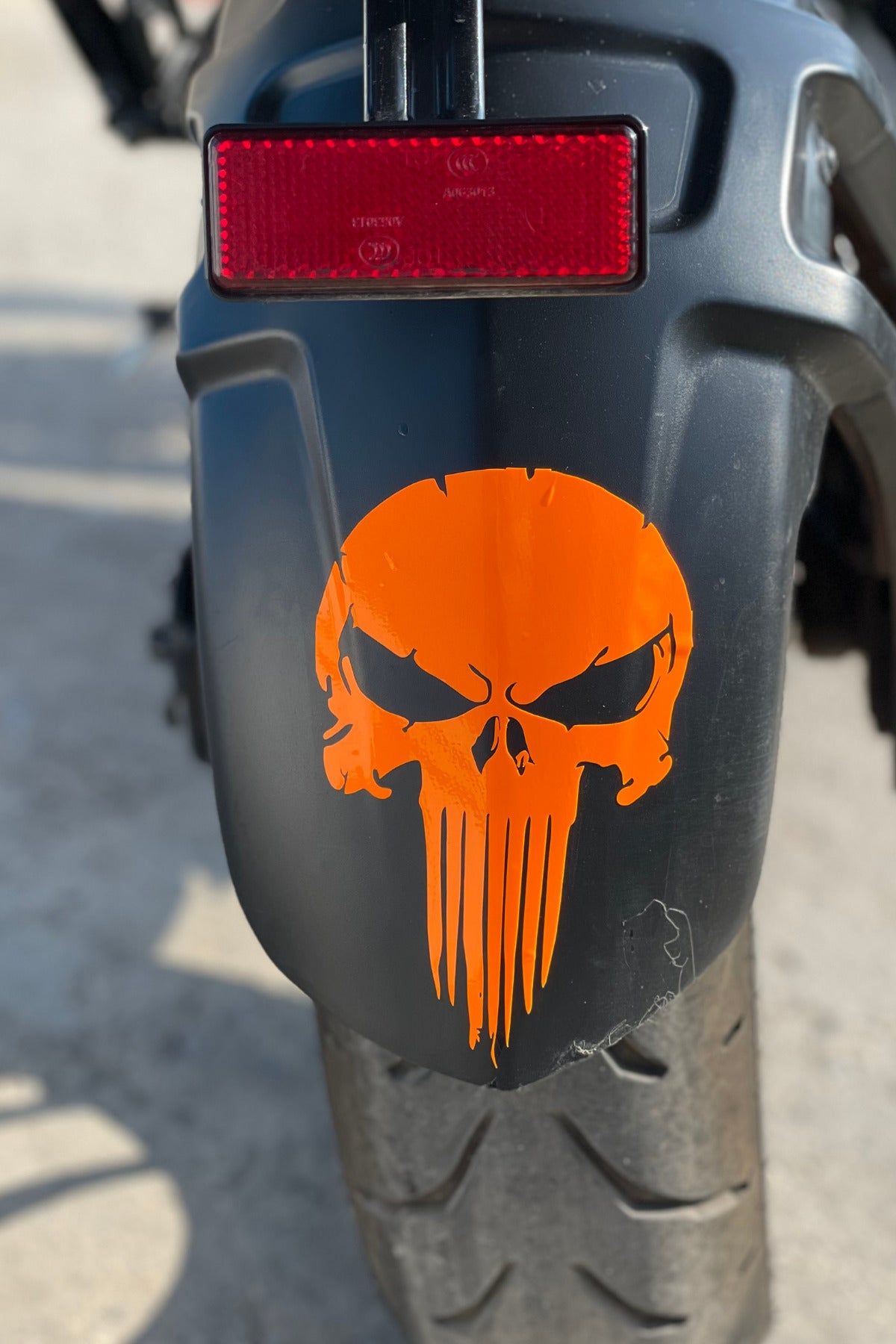 Motor-Araba-Kask için Orafol Neon Turuncu Punısher Sticker Etiket 15CMx10CM