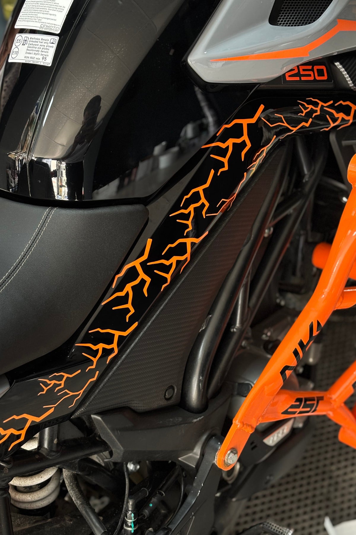 Motor ve Kask için Tüm Motorlara Uyumlu Turuncu Şimşek Yıldırım Sticker Seti (16'lı)