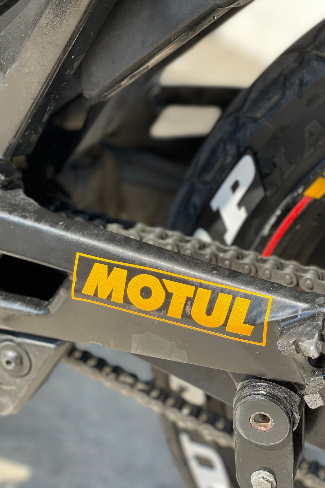 Gece Parlayan Reflektif Sarı Dekoratif Motul Sticker Etiket 12CMx3CM (1 Adet) Uyumlu