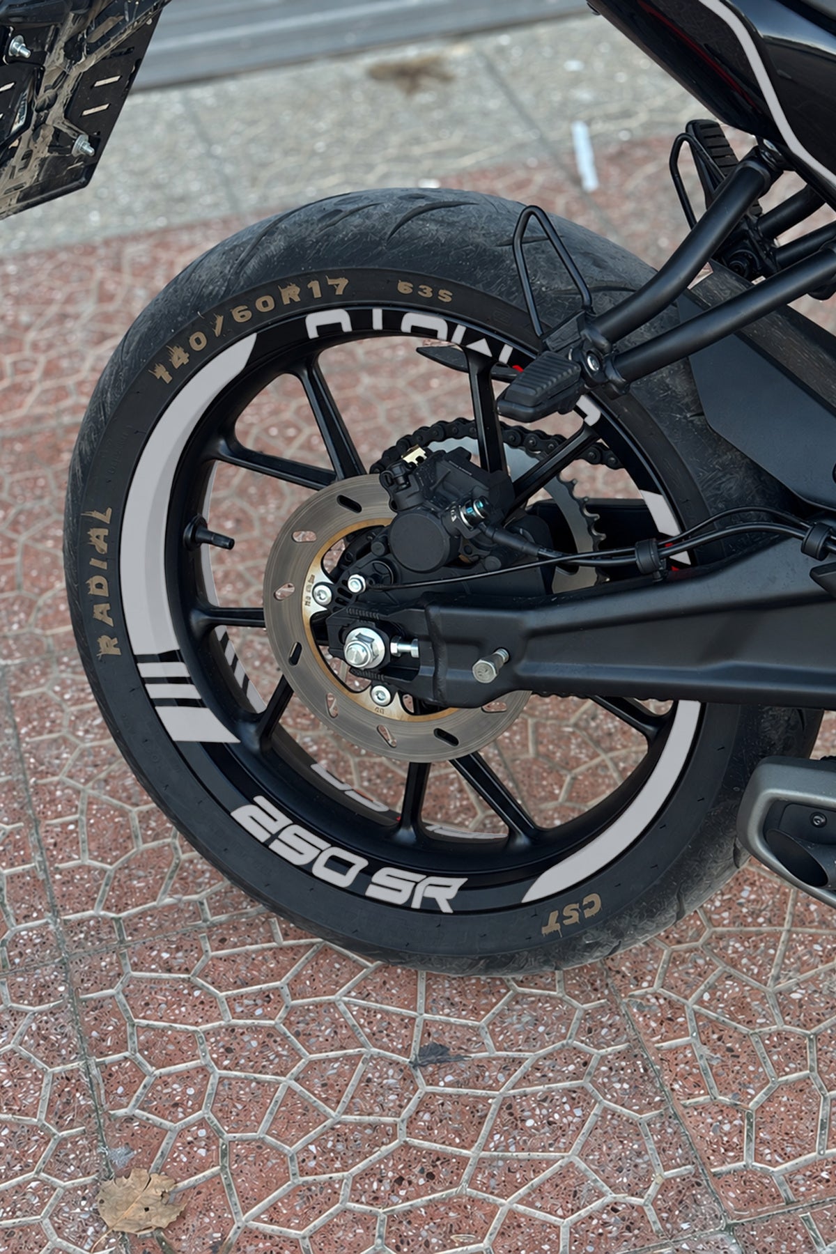 CFMOTO 250 SR için Yazılı Kalın Kesikli Jant Şeridi Sticker Seti (16 Parça) (1 Set 1 Motora Yeterlidir)