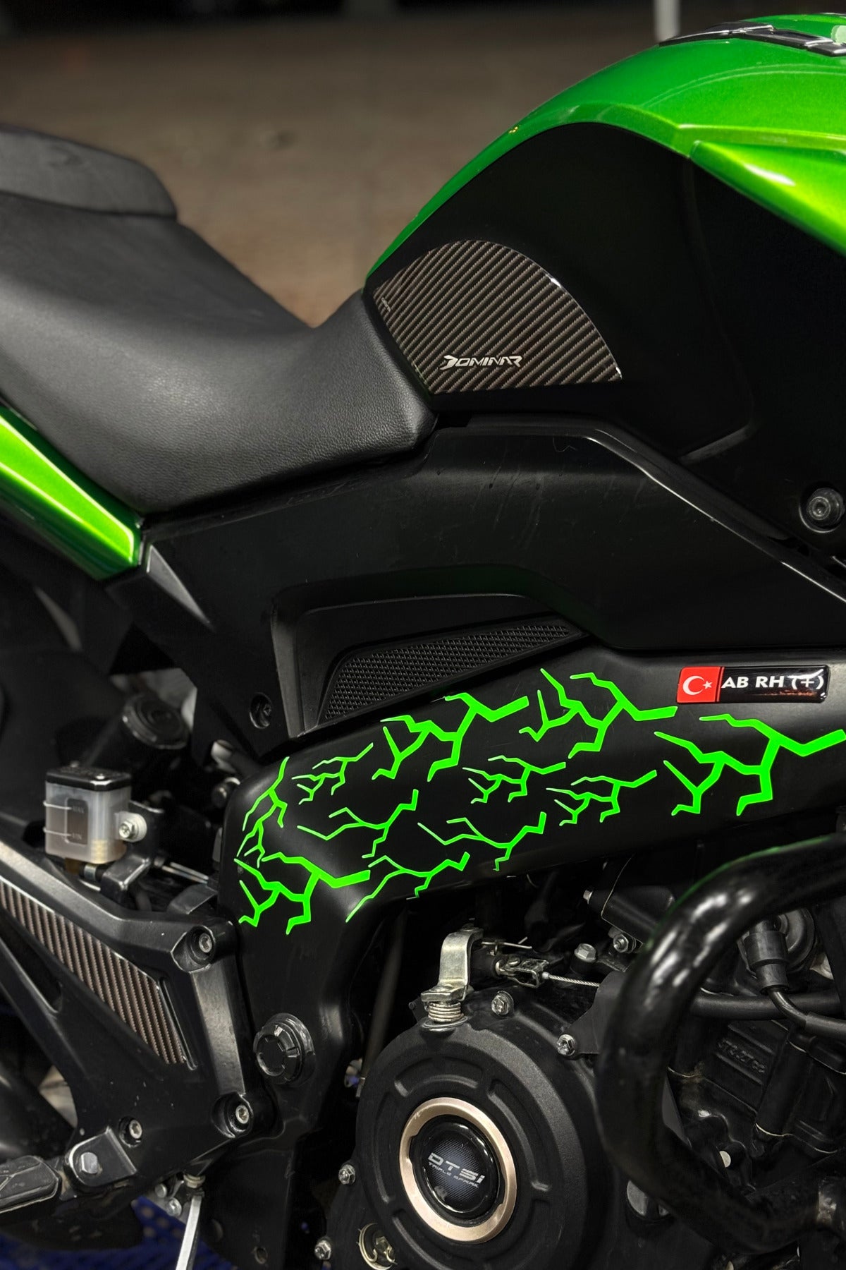 Motor ve Kask için Neon Yeşil Yıldırım-Şimşek Sticker Seti (Toplamda 16 Adet tekli Yıldırım)