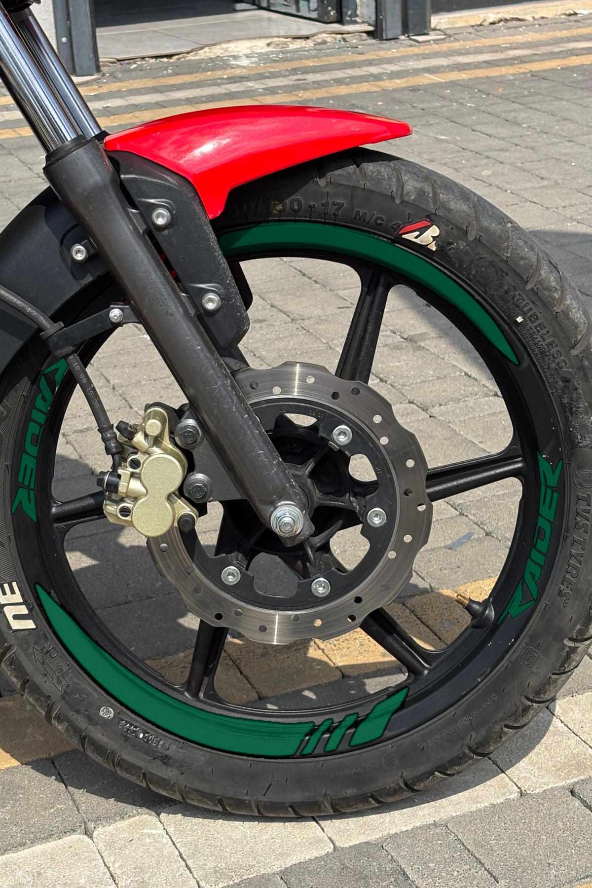 TVS Raider 125 için Kalın Kesikli + Raider Yazılı Jant Şeridi (Ön-Arka-Sağ-Sol)