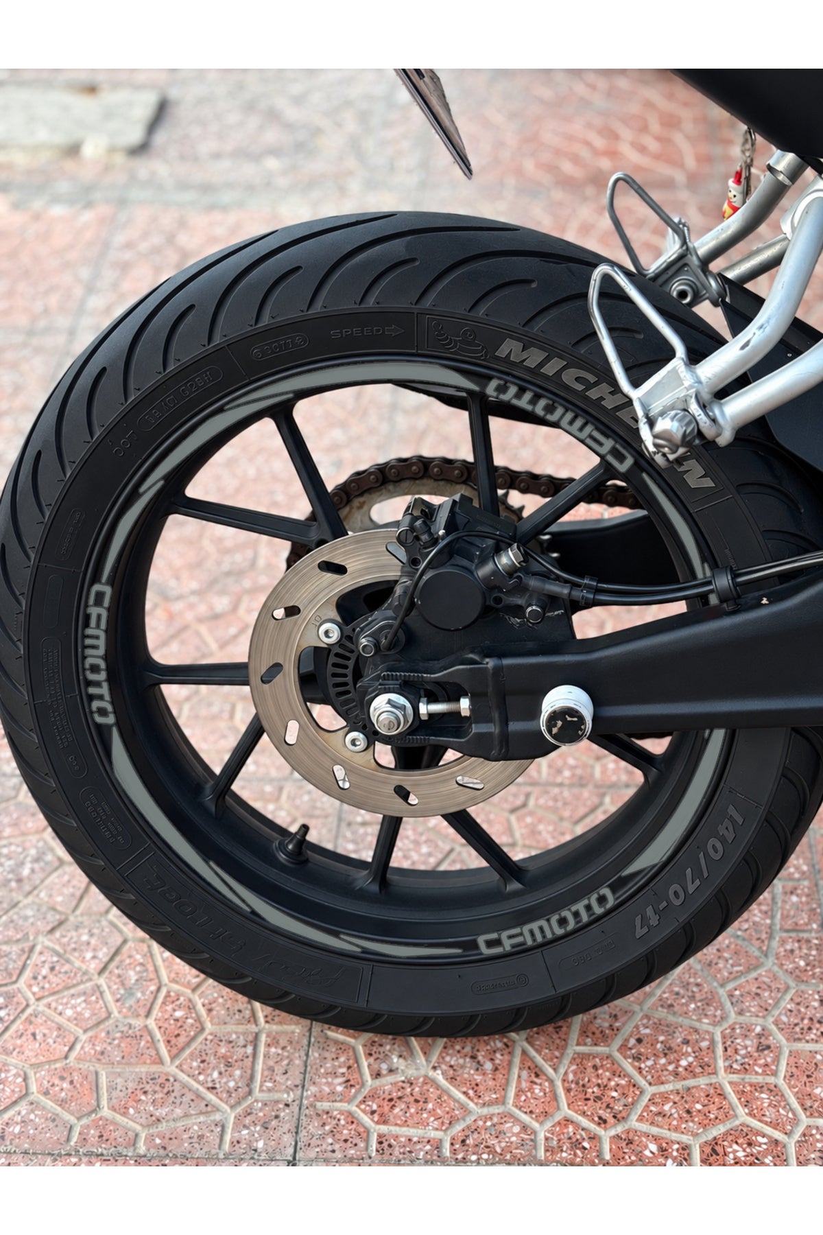 CFMOTO Motosikletler için 17 Inch Tüm Jantlara Uyumlu Universal Jant Şeridi+CFMOTO Yazıları (Ön ve Arka Janta Yeterli)