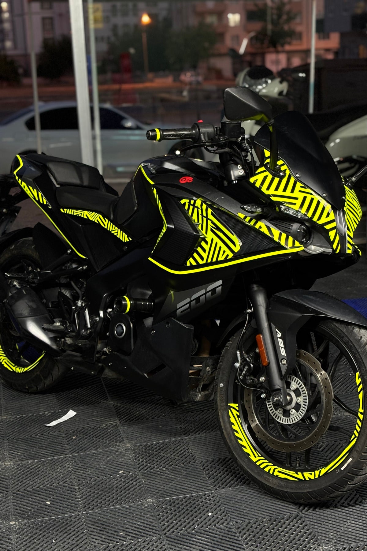 Bajaj Pulsar RS200 için Neon Sarı İlüzyonlu Komple Detay Sticker Seti