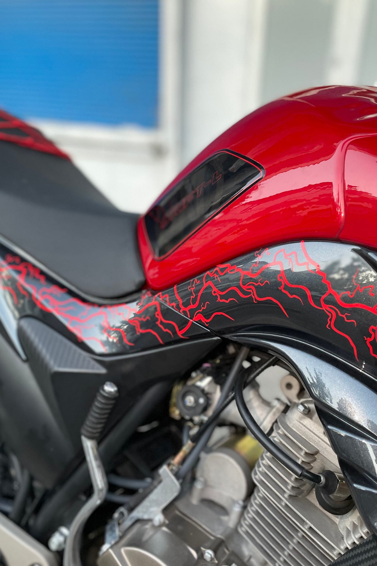 Motor-Kask için Kırmızı Yıldırım Şimşek Sticker Seti (8 Parça Yıldırım) Tüm Motorlara Uyumlu Sağ-Sol