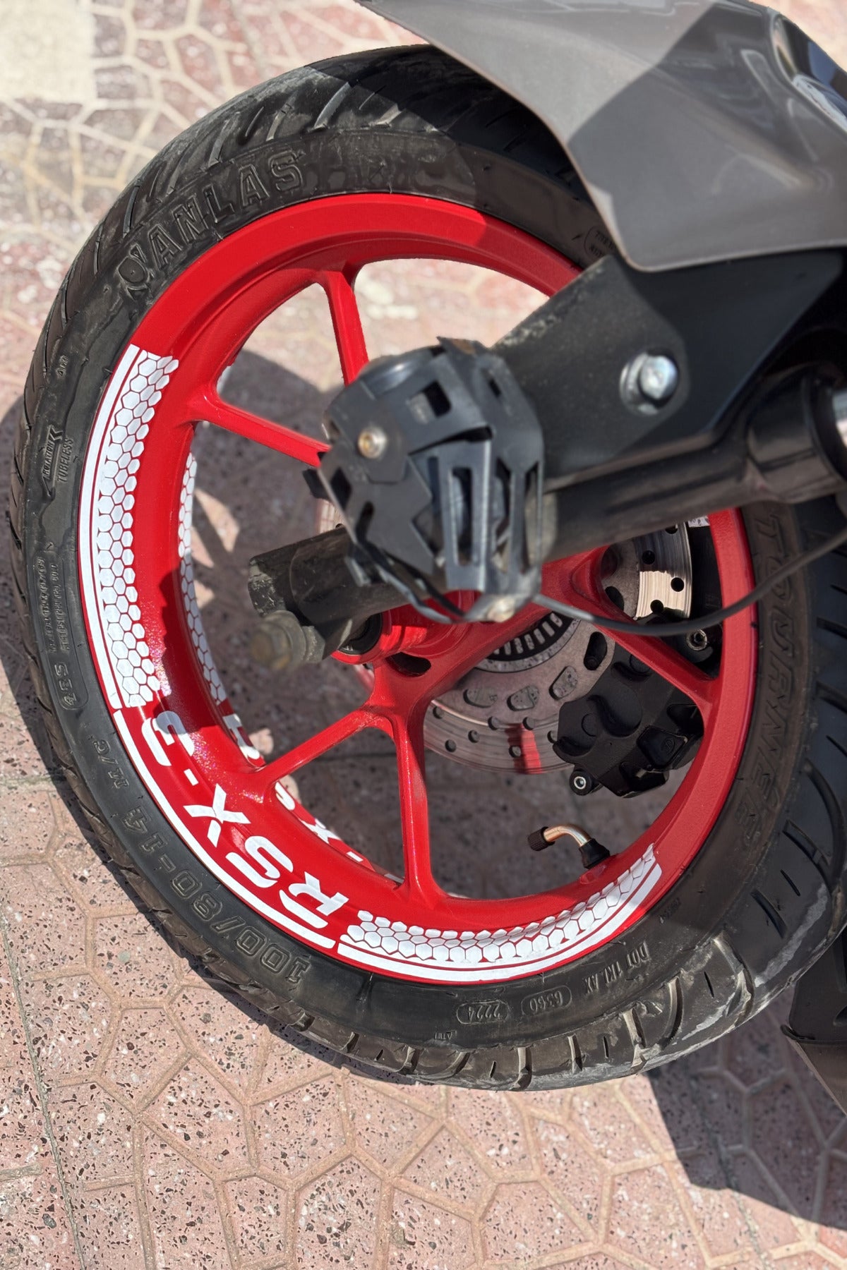 Volta RSX-3 için Beyaz Renk Altıgen Motifli Jant Şeridi Sticker Seti ( 4 Parça)