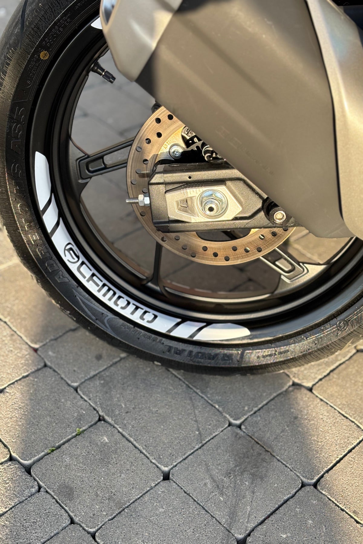 CFMOTO Grubu için Beyaz Renk 8 Parça Jant Şeridi Sticker Seti
