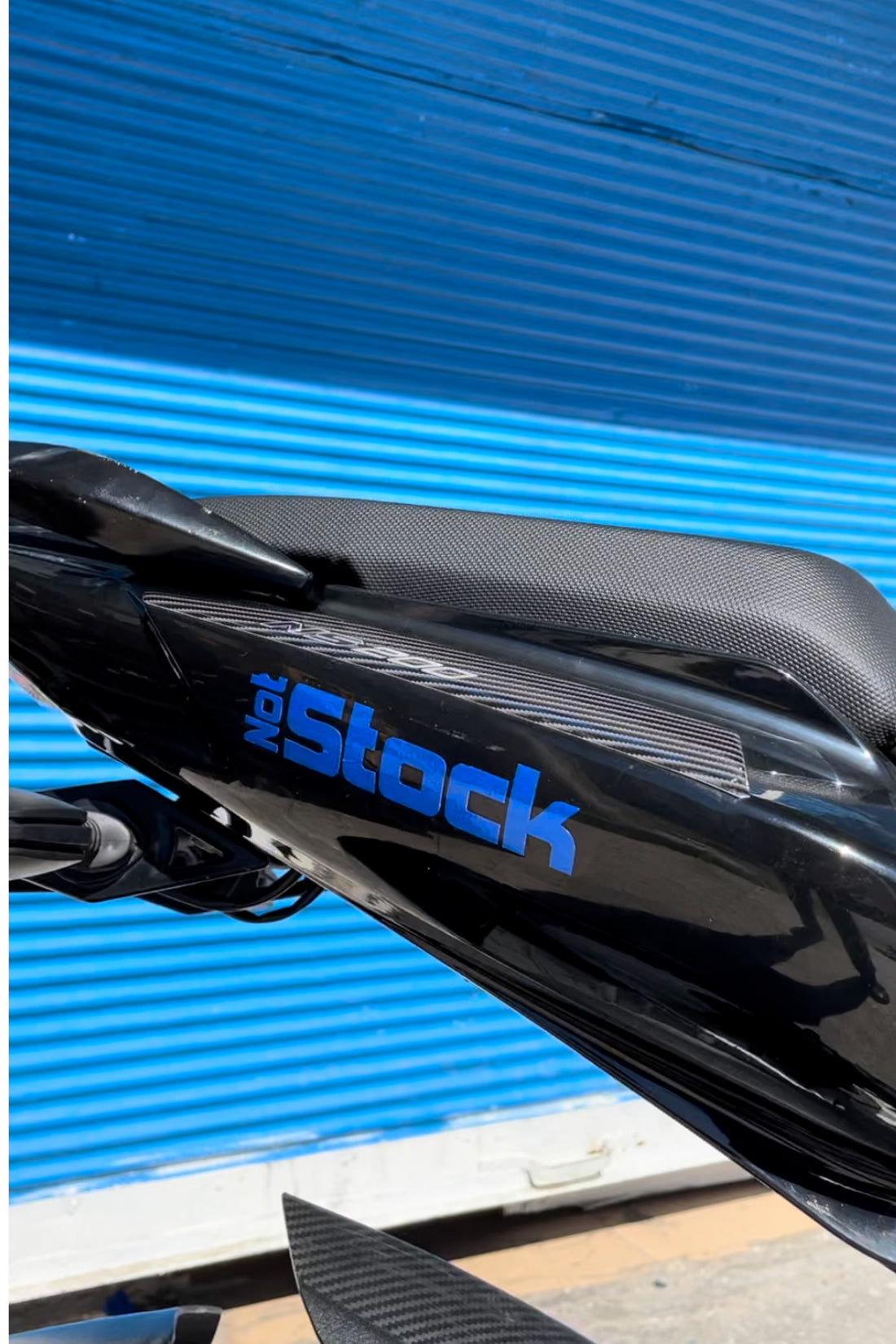 Araba-Motor-Kask için Gece Parlayan Reflektörlü Mavi Not Stock Etiket Sticker 12CM (1 Adet)