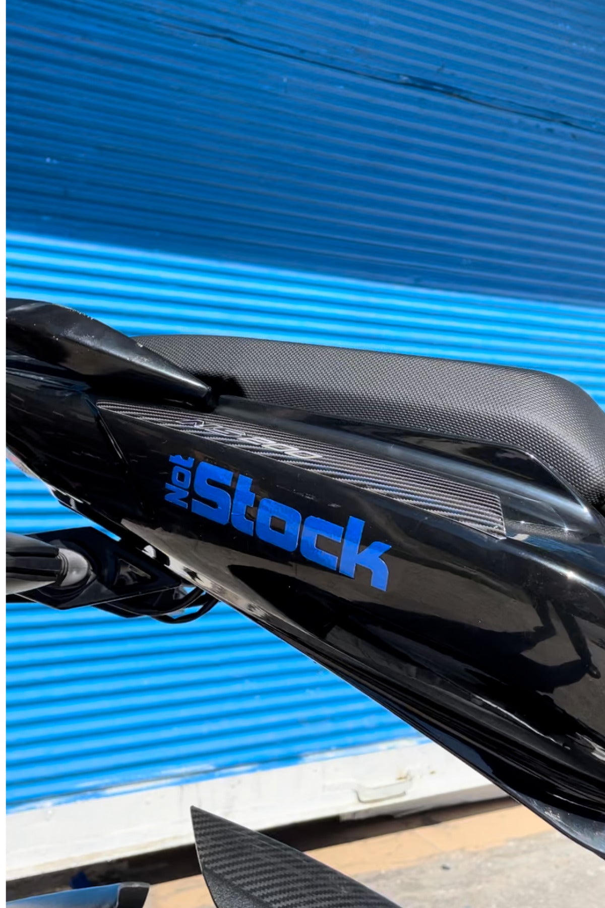 Araba-Motor-Kask için Gece Parlayan Reflektörlü Mavi Not Stock Etiket Sticker 12CM (1 Adet)
