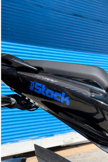 Araba-Motor-Kask için Gece Parlayan Reflektörlü Mavi Not Stock Etiket Sticker 12CM (1 Adet)