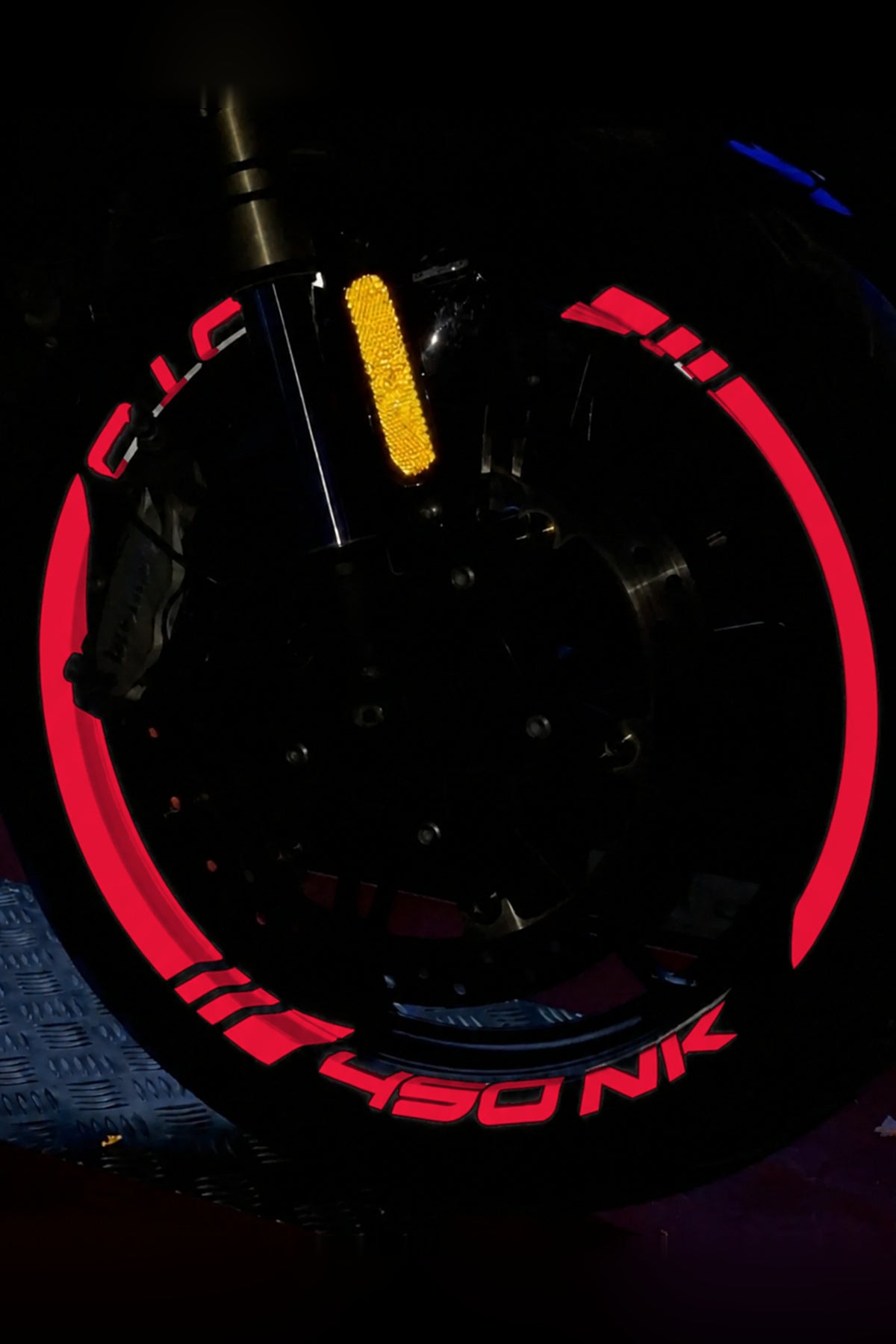CFMOTO NK450 için Reflektörlü Kalın Kesikli + Yazılı Jant Şeridi Sticker Seti (Ön-Arka Tam Yeter)