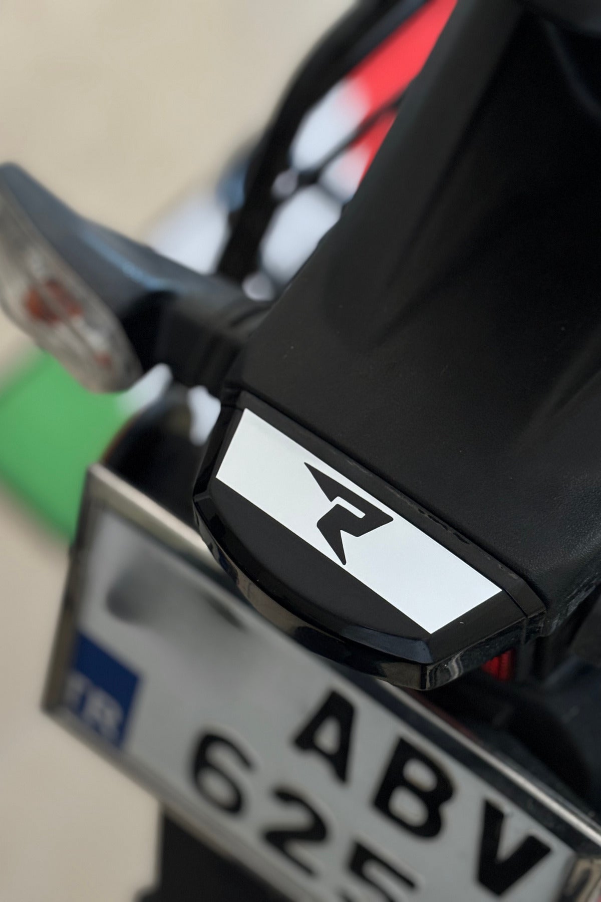 TVS Raider Arka Kuyruk için Ufak Detay Sticker R Logolu(1 Adet)