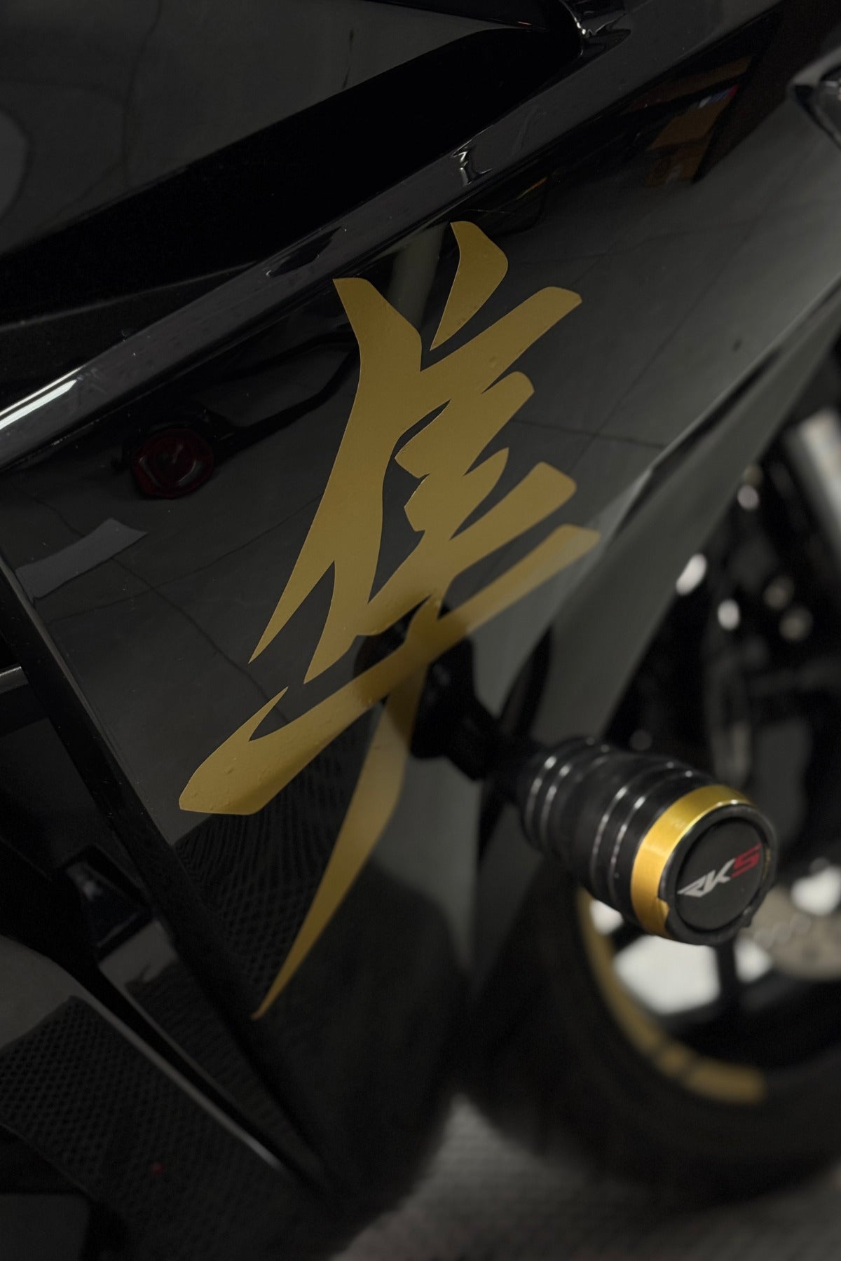 Motosiklet için Mat Gold Renk Büyük Boy Hayabusa Logoları (Sağ ve Sol toplam 2 Adet)(30CM Boy)
