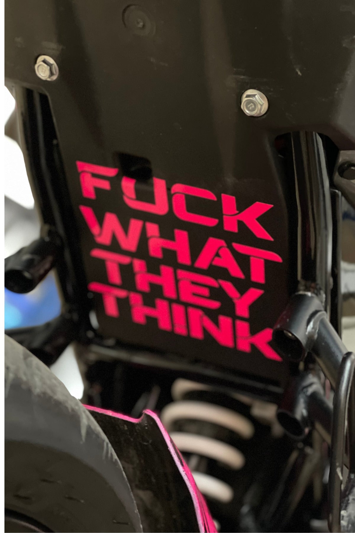 Motor ve Sele Altı için Neon Pembe  F'ck What They Think Sticker Etiket 14CMx12CM (1 Adet)