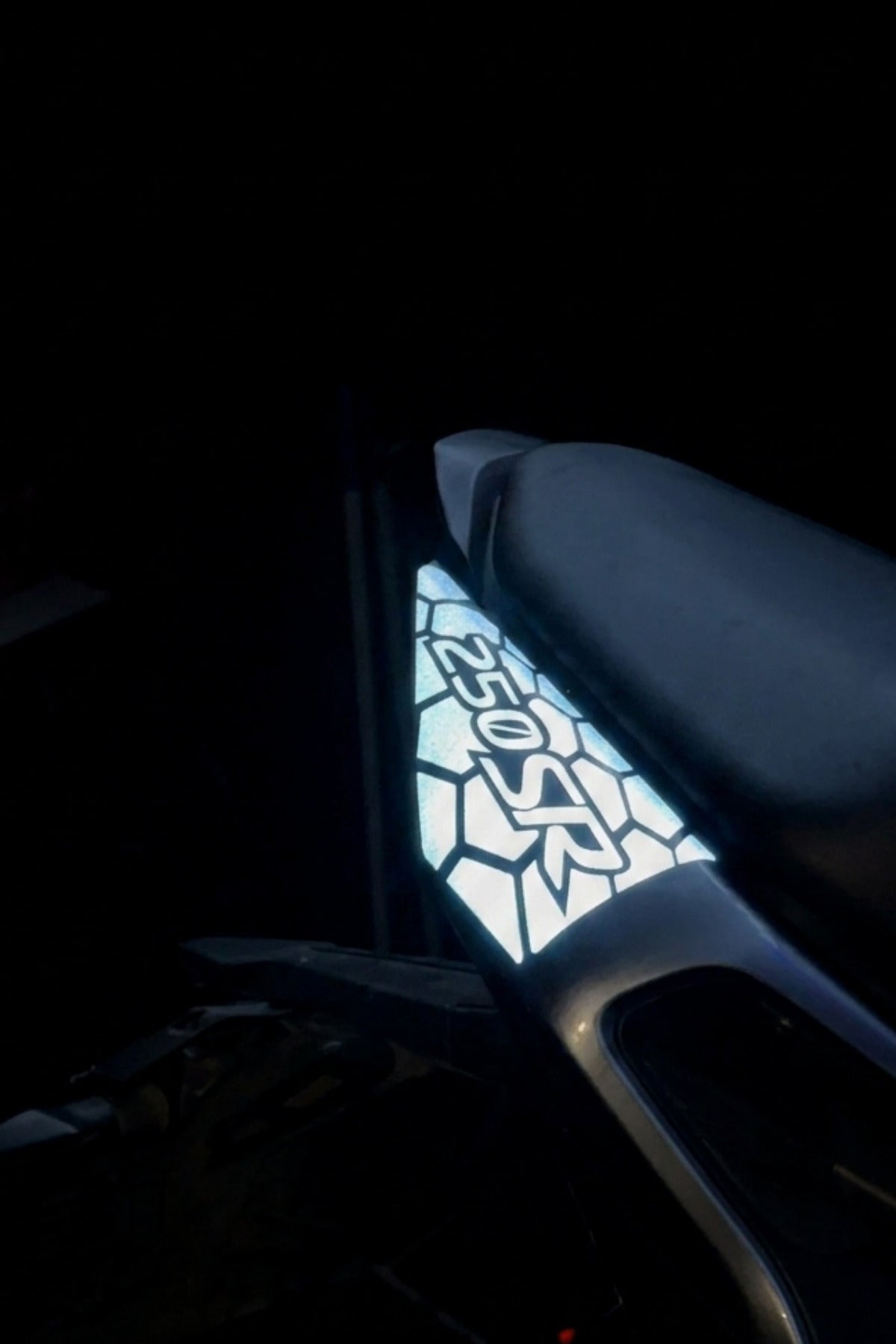 CFMOTO 250SR Kuyruk için Uyumlu Reflektörlü Petekli Kuyruk Sticker Etiket (Sağ ve Sol)