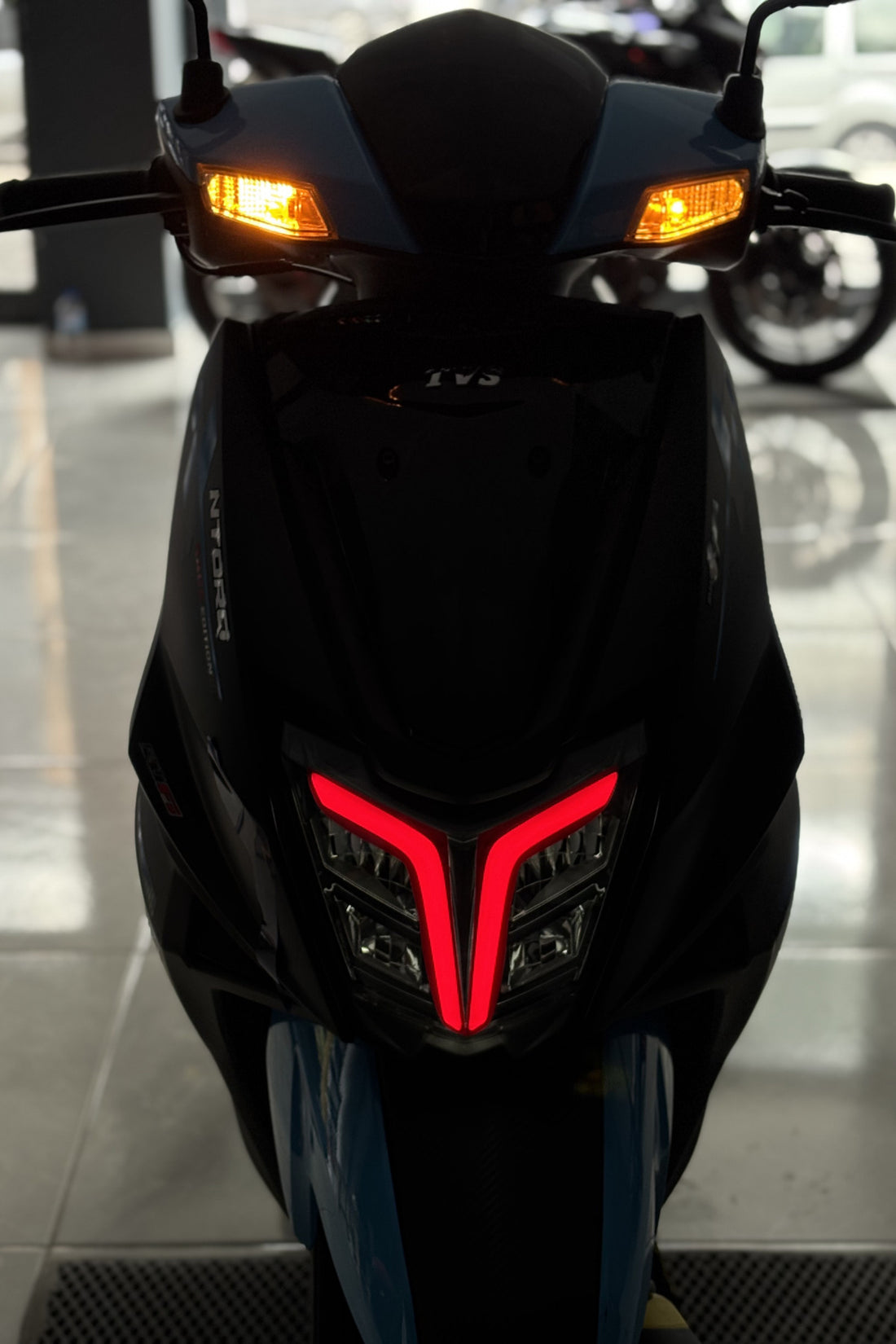 TVS Ntorq Scooter için Kırmızı Renk Far Filmi Sticker Far Tasarım