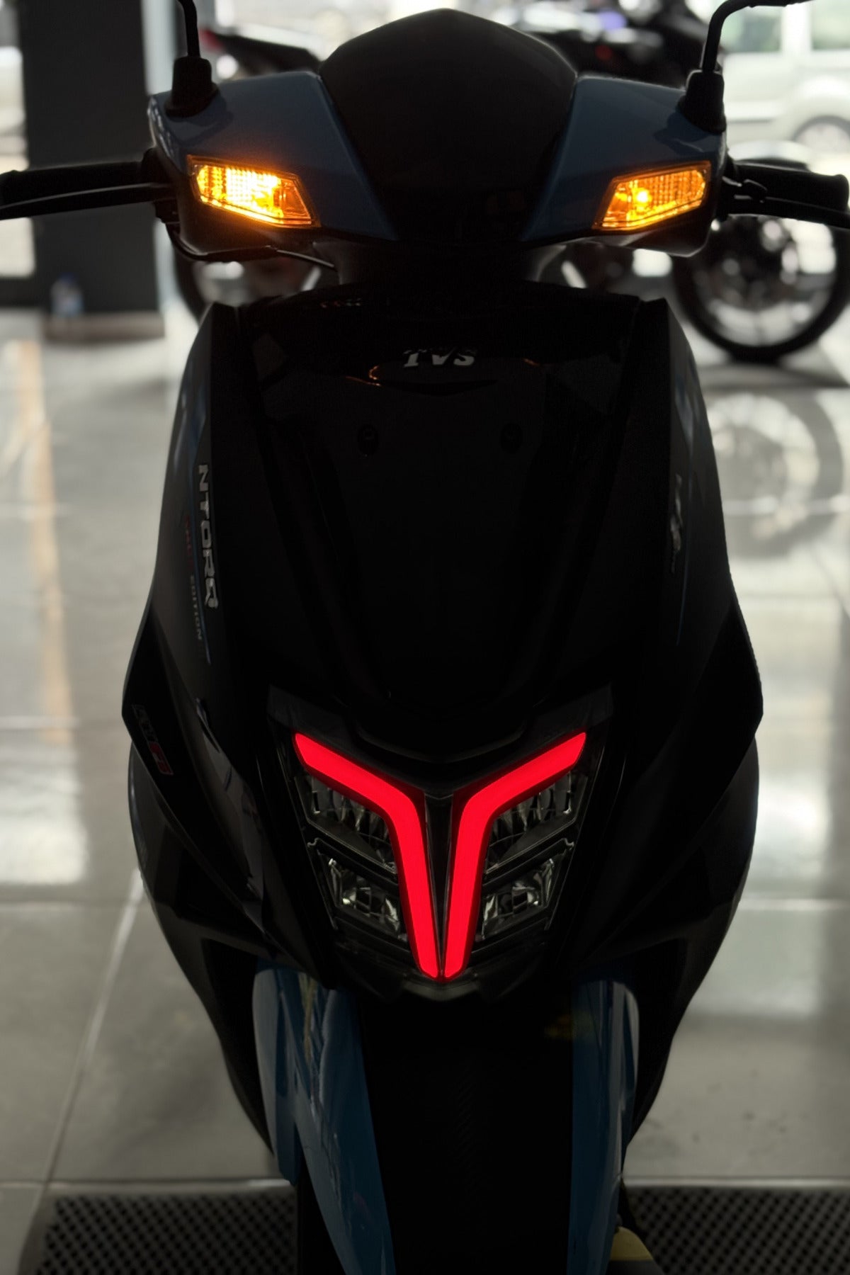 TVS Ntorq Scooter için Kırmızı Renk Far Filmi Sticker Far Tasarım