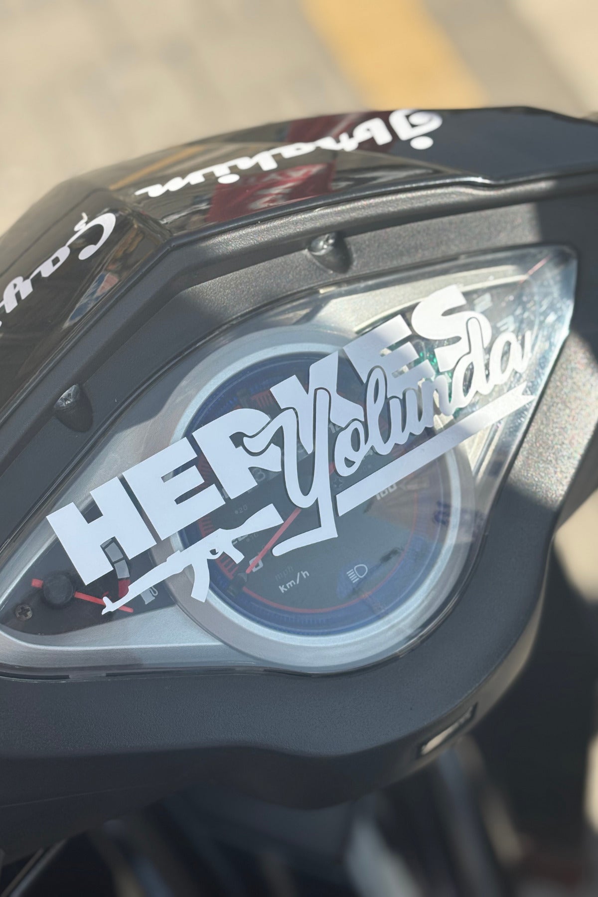 Motor-Araba ve Kask için Beyaz Renk Herkes Yolunda Sticker Etiket (1 Adet)(15CM)
