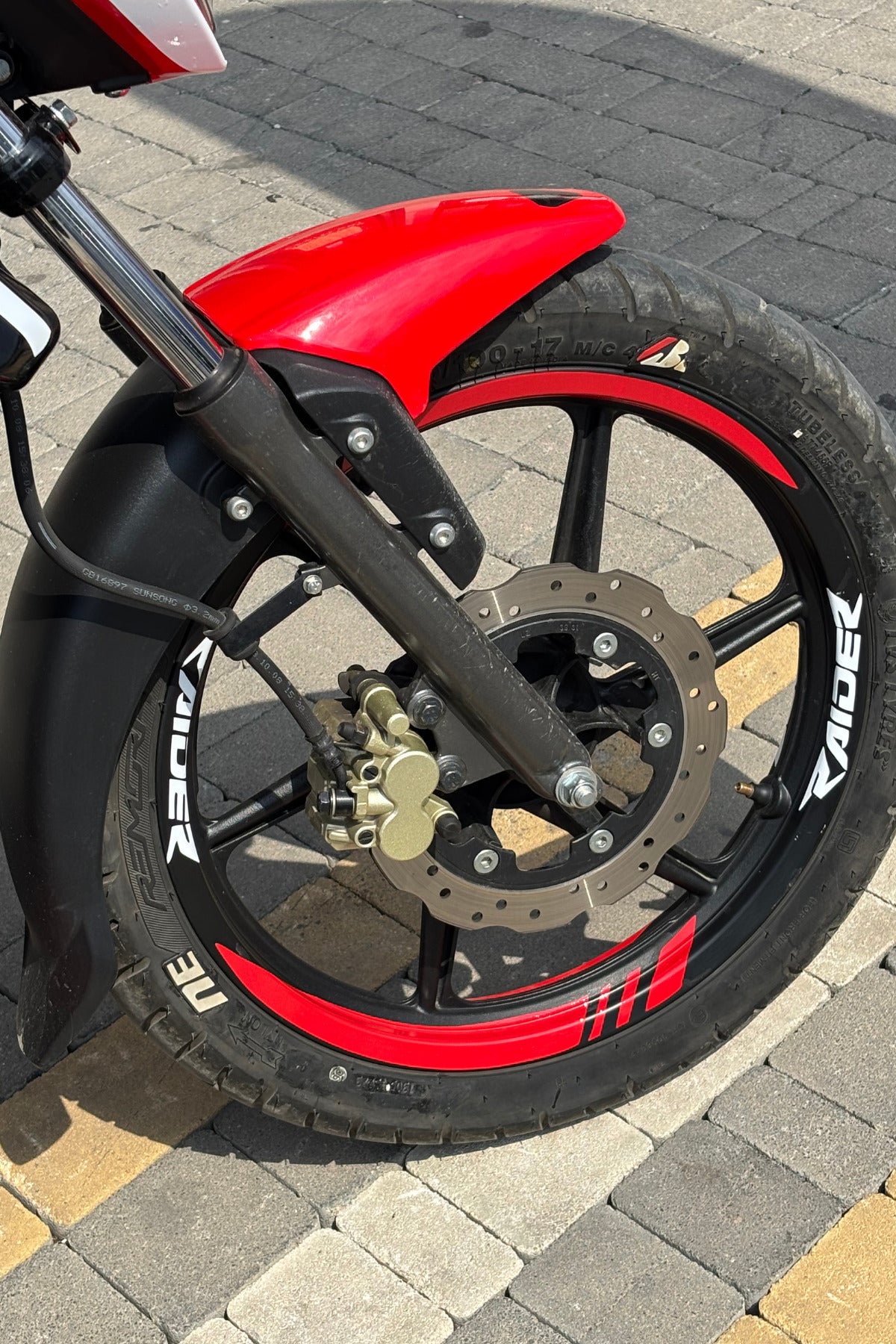 TVS Raider için Çift Renk Kırmızı-Beyaz Jant Şeridi Sticker Seti (16 Parça)