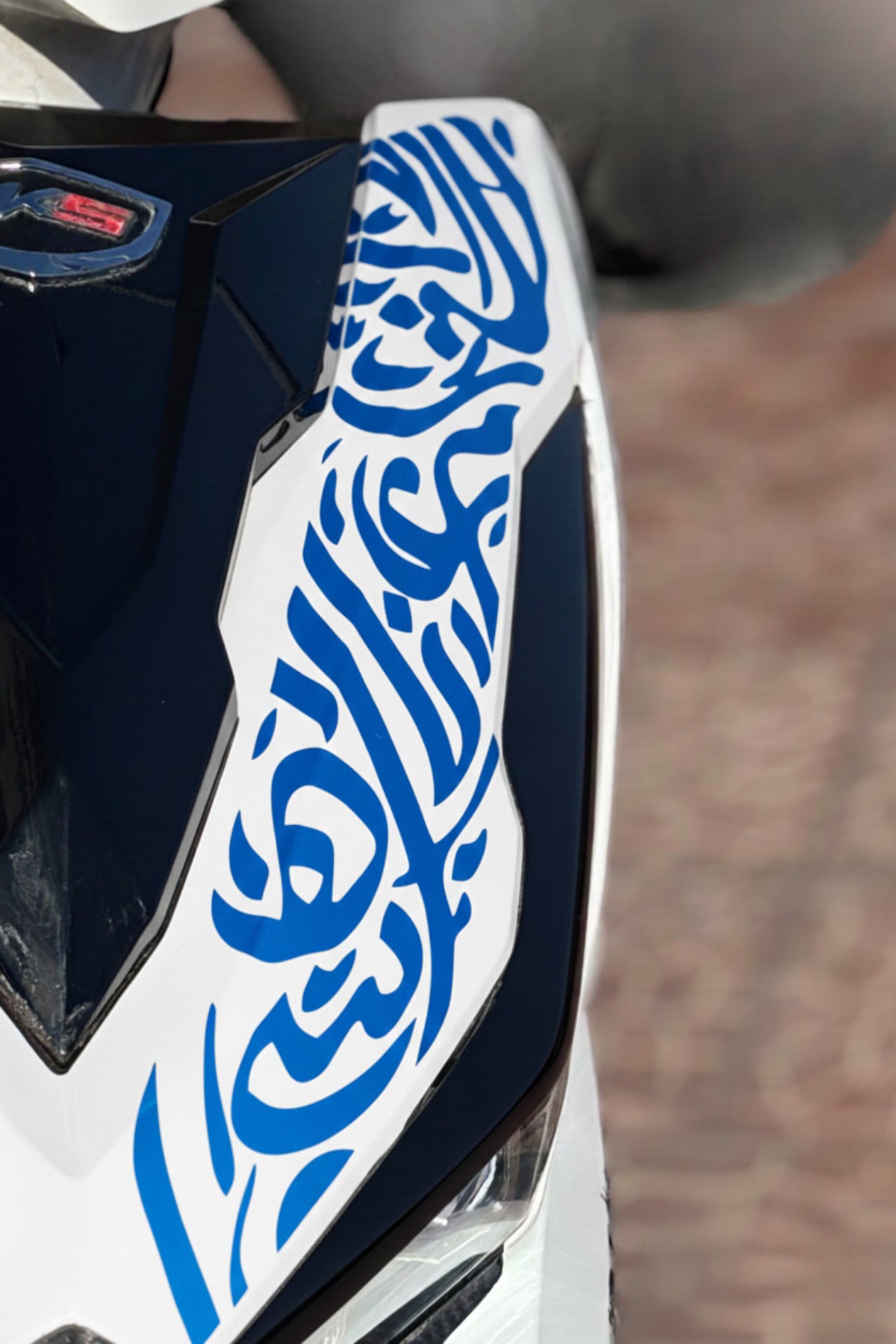 RKS VRS125 Uyumlu Far Üstü Tribal Kaligraf Sticker Etiket (Kesme Biçmesiz Tam Uyumlu)