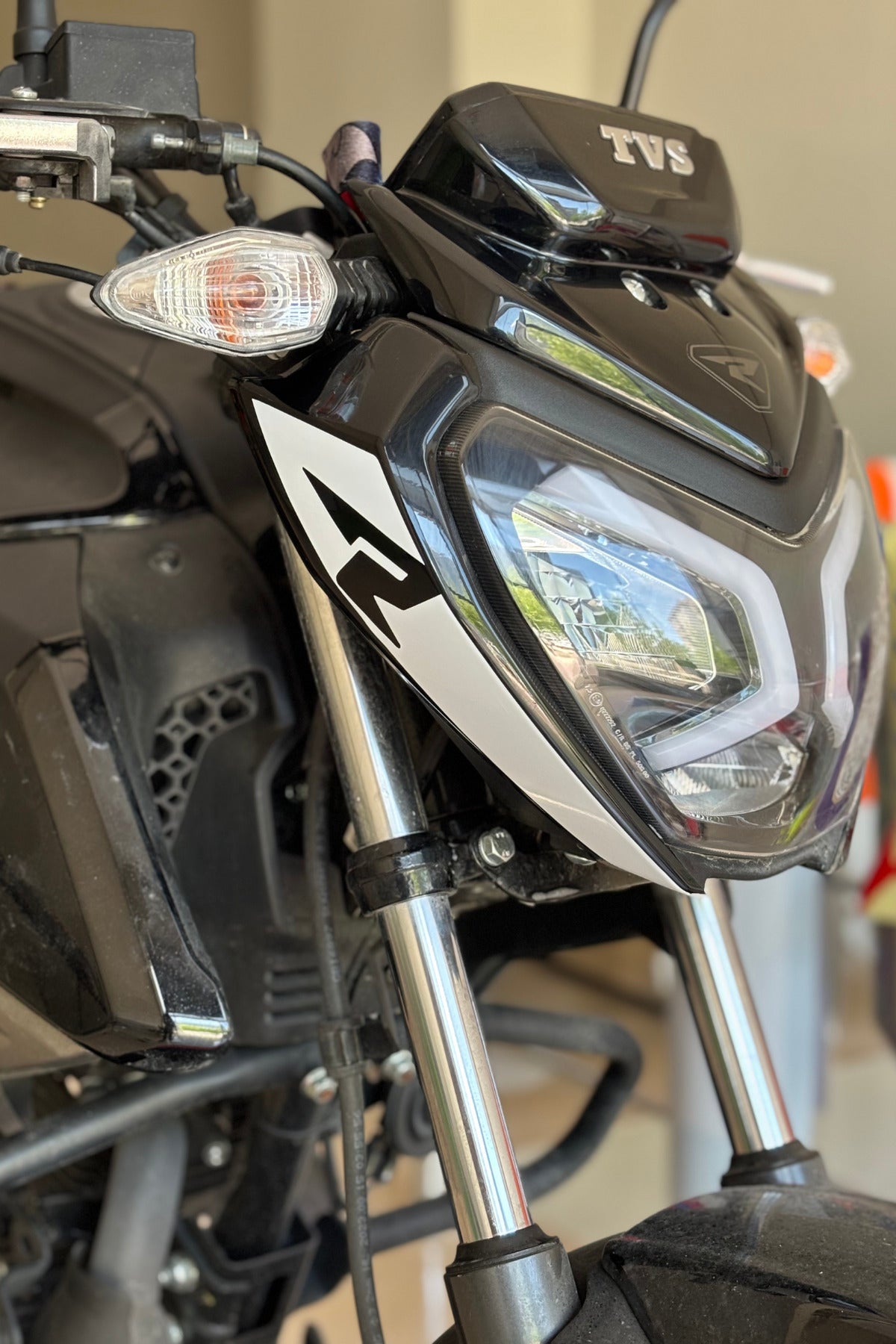 TVS Raider için R Logolu Far Kaşı Detay Sticker (2 Adet)