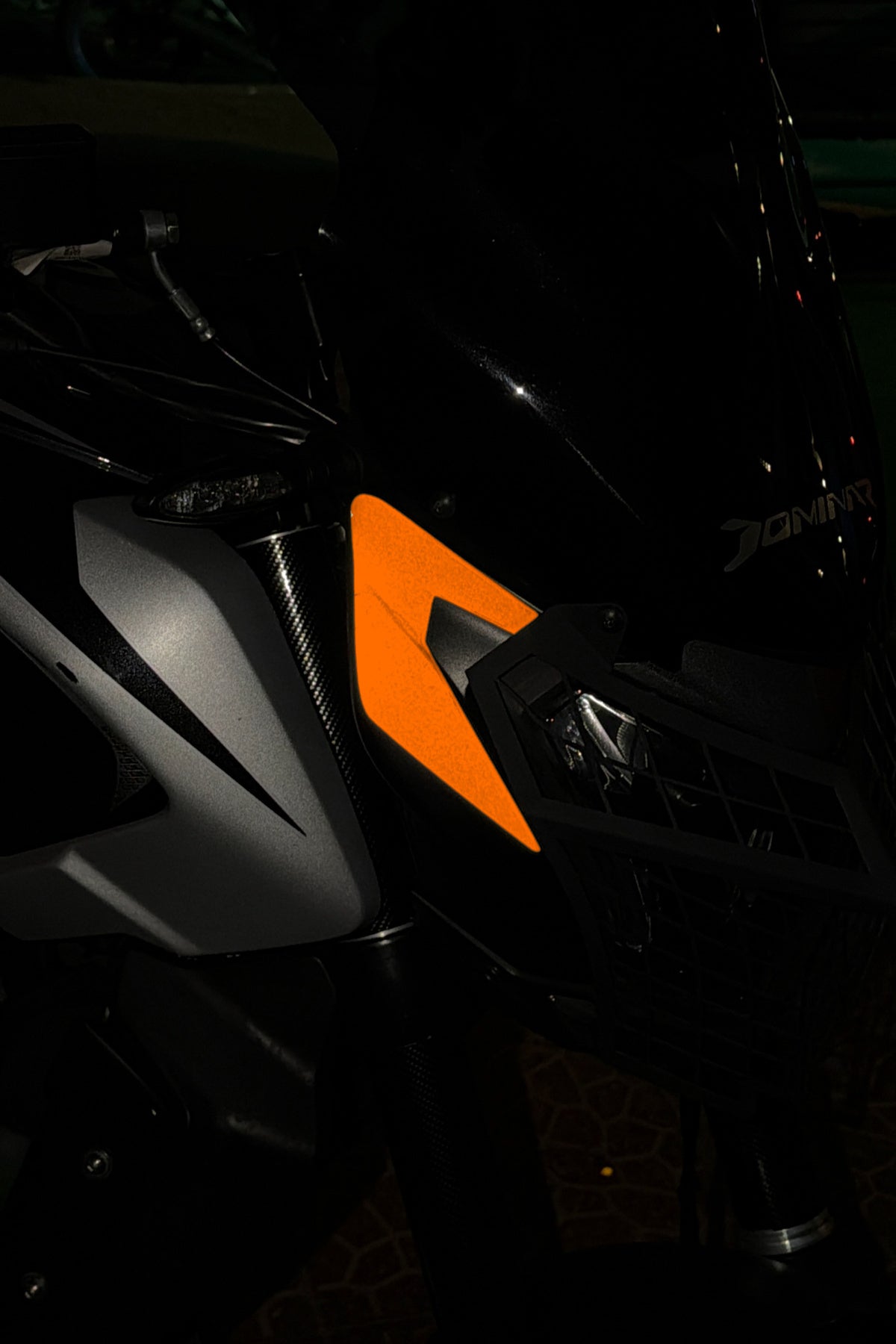 Bajaj Dominar 250/400 için Reflektörlü Orijinal Kafa Sticker (Sağ ve Sol)