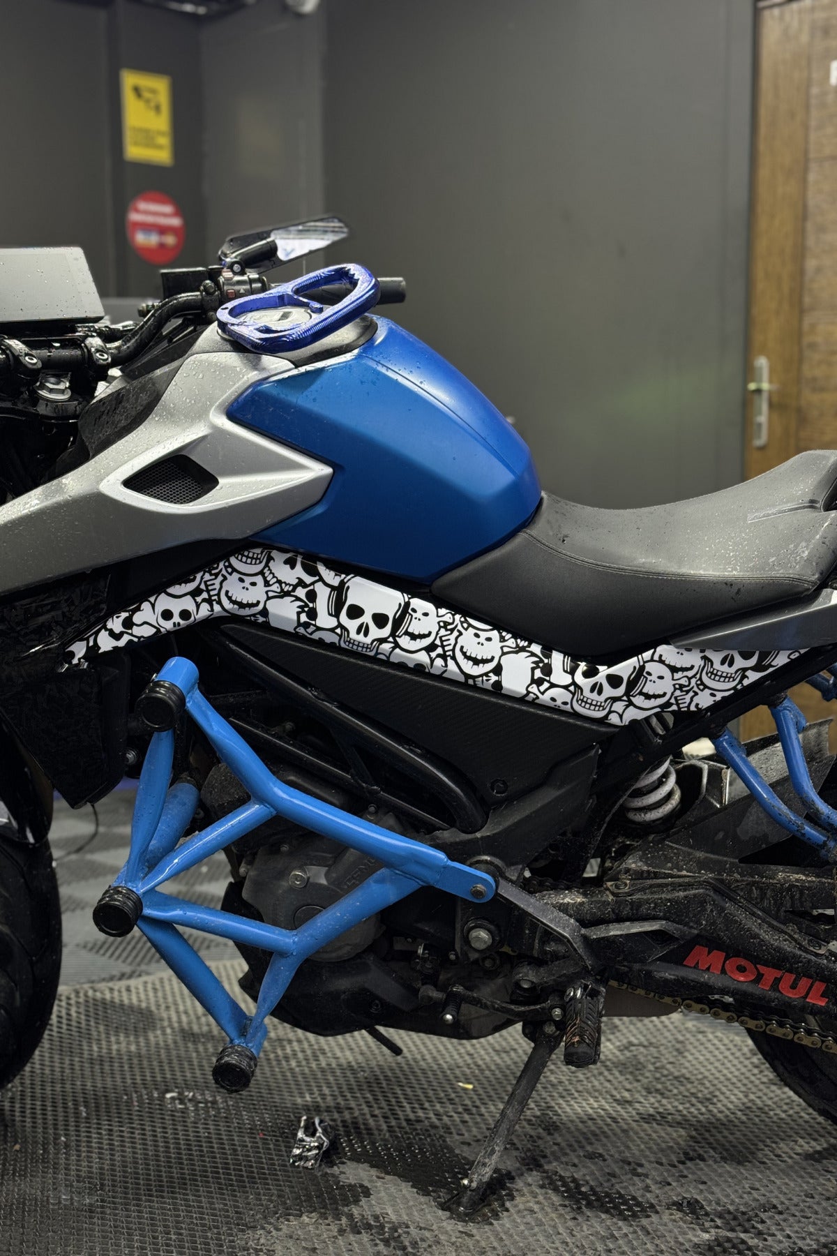 CFMOTO NK250 için Yan Drenajları Komple Kaplayan Kurukafa Sticker Seti (Sağ ve Sol)