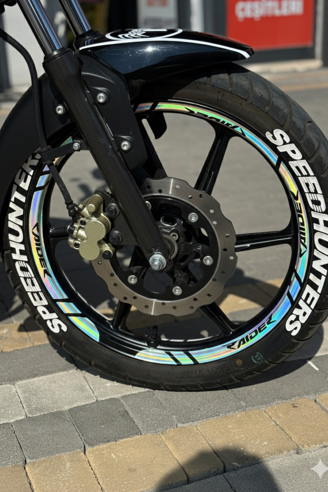 TVS Raider için Hologramlı Raider Yazılı Jant Şeridi Sticker Seti (12 Parça)