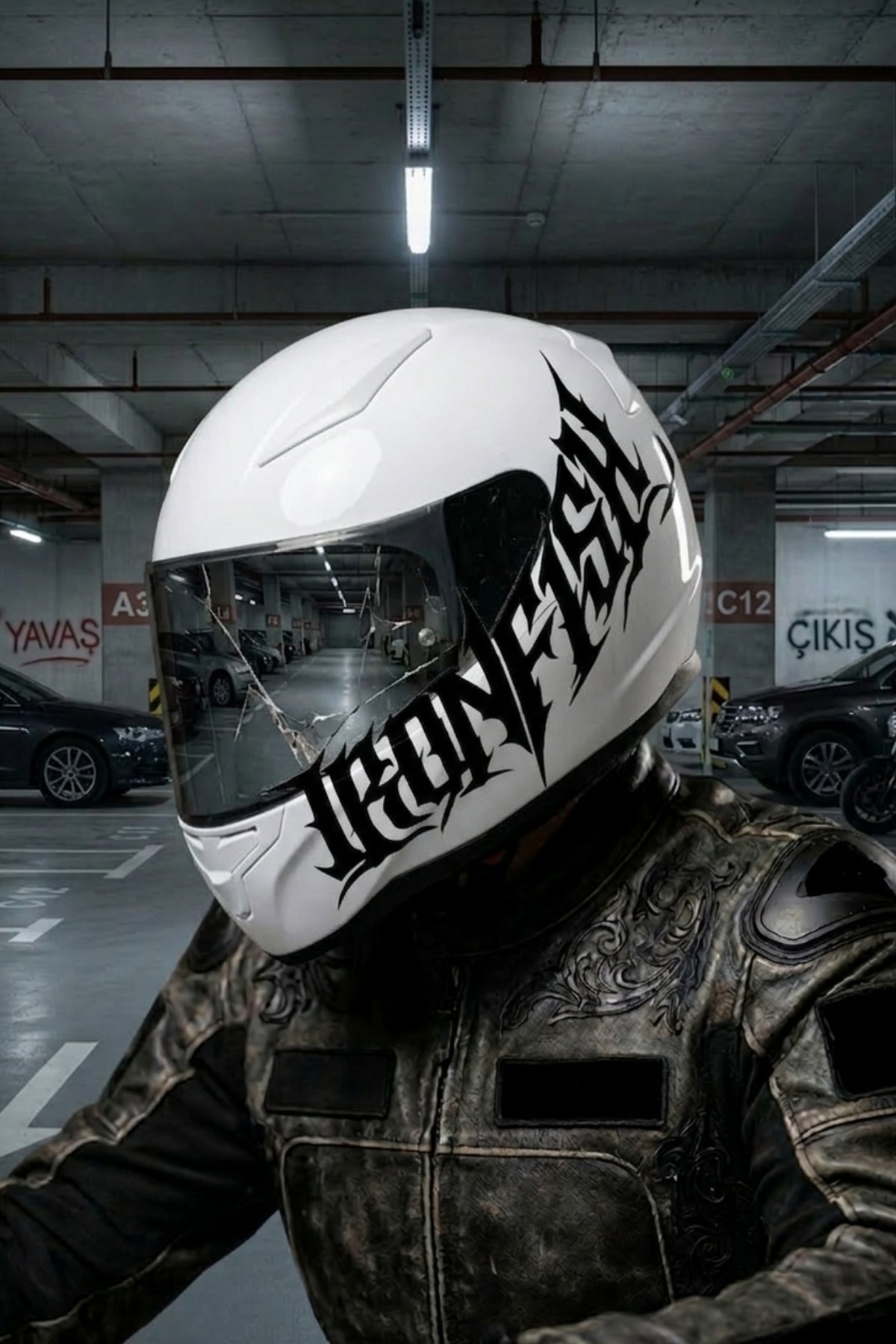Motosiklet Kaskı ve Motor için Gotik Yazı Tipiyle IRONFISH Sticker Etiket (1 Adet)