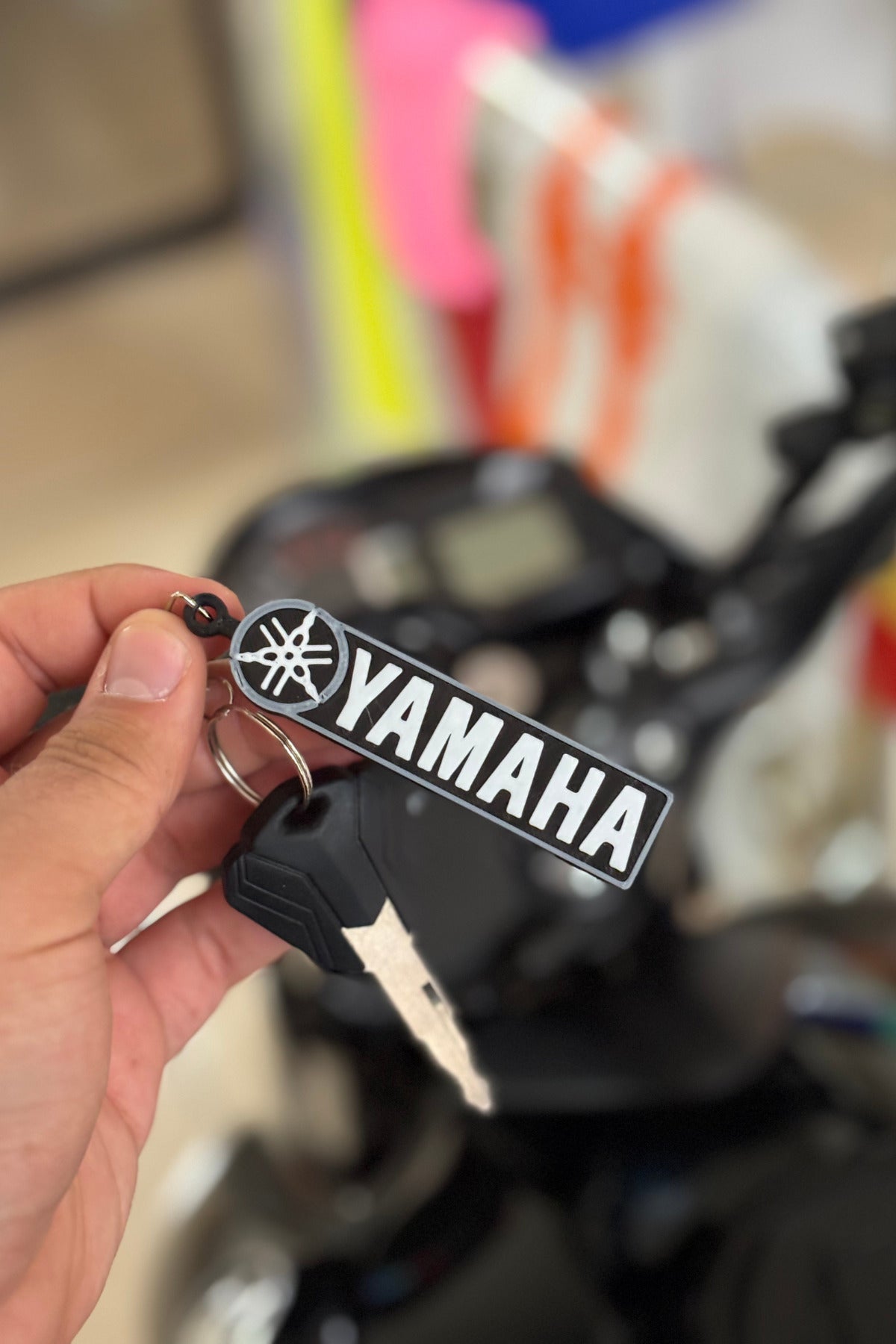 Yamaha Motor Grubu için Siyah-Beyaz Anahtarlık (1 Adet)