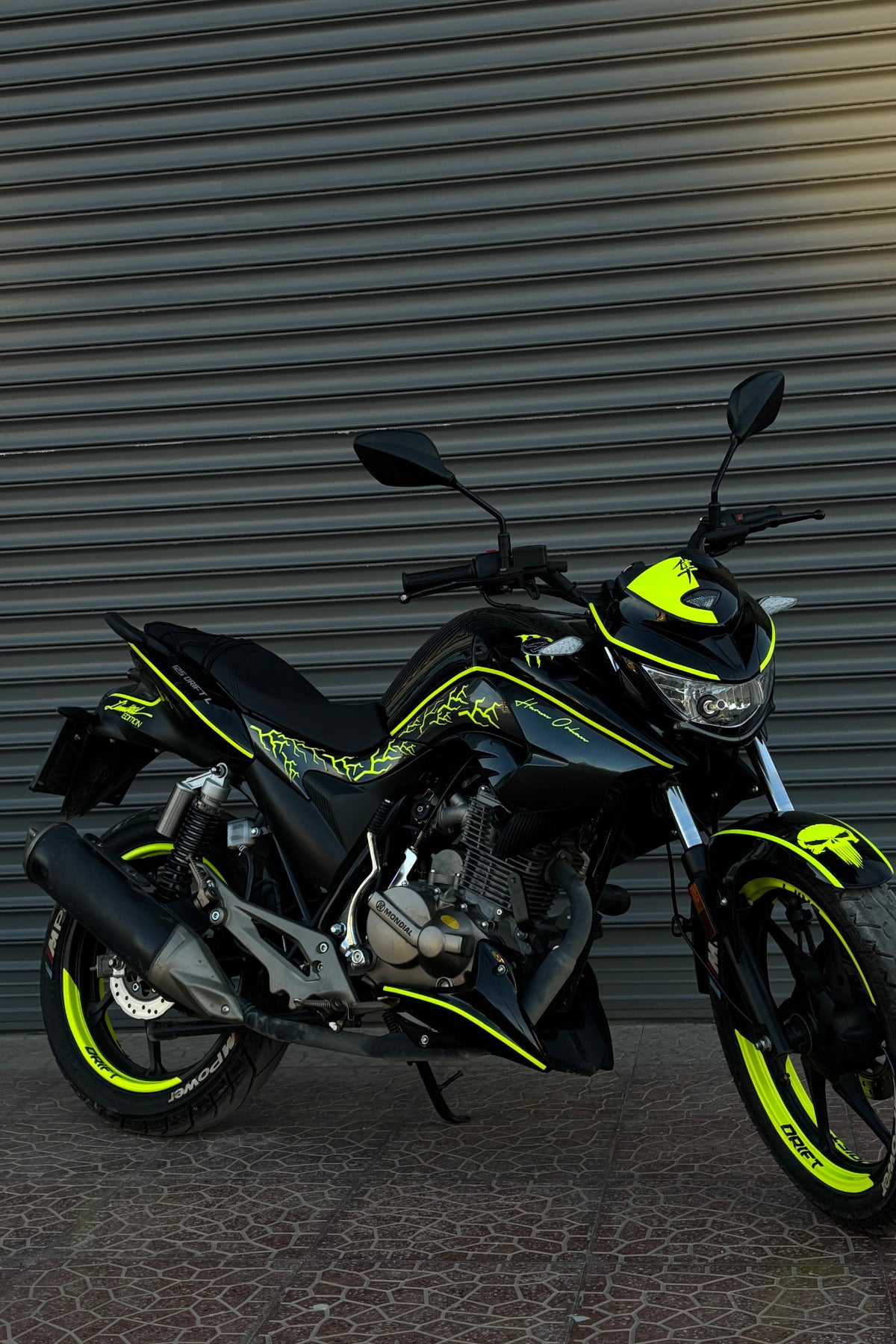 Mondial Drift-L için 51 Parça Neon Sarı Yıldırımlı Premium Sticker Seti